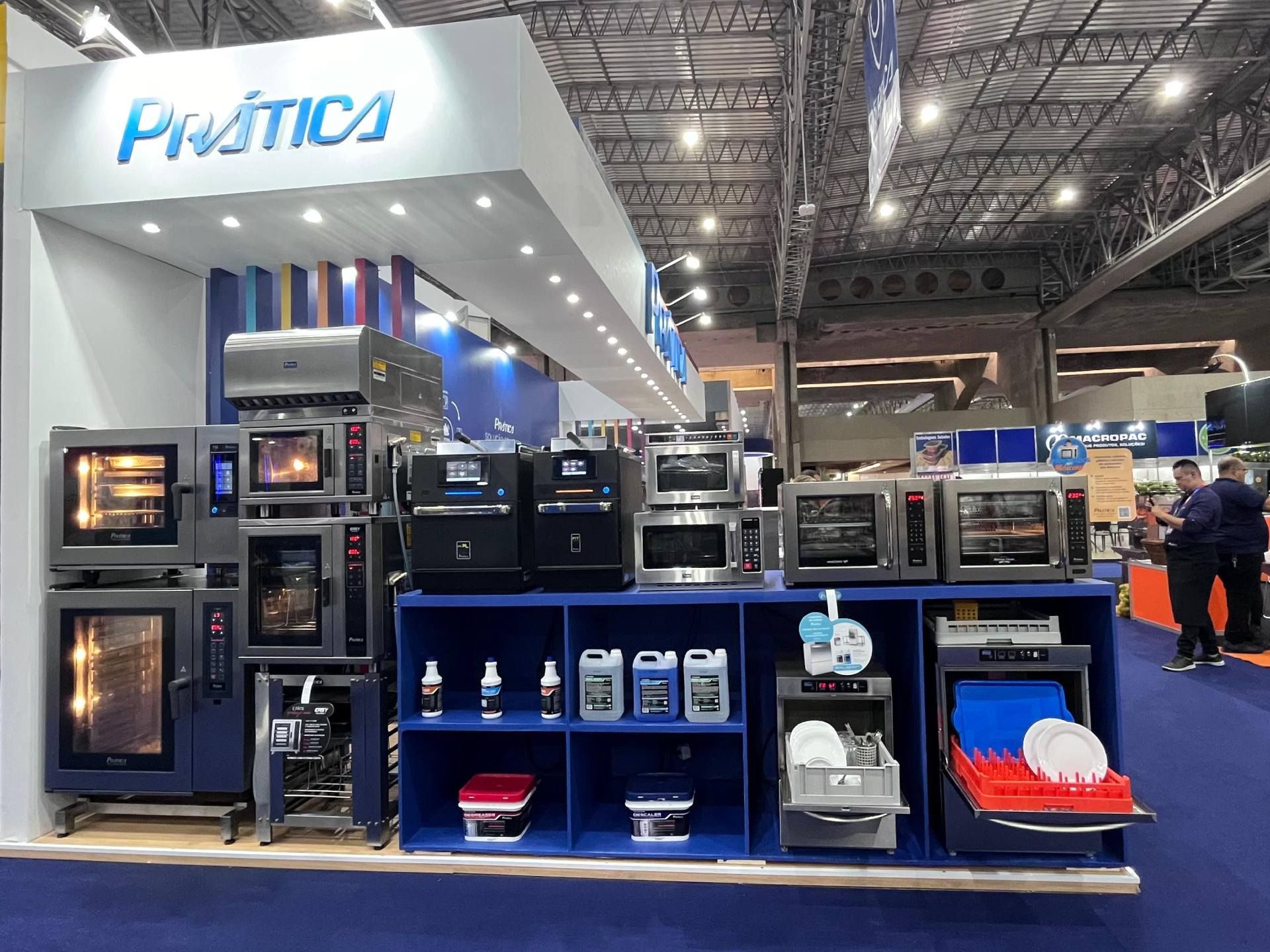 Uma exposição de utensílios de cozinha e uma placa que diz pratica