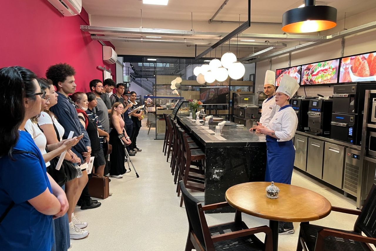 Chefs da Pr&aacute;tica apresentam tecnologia a alunos da FATEC SP