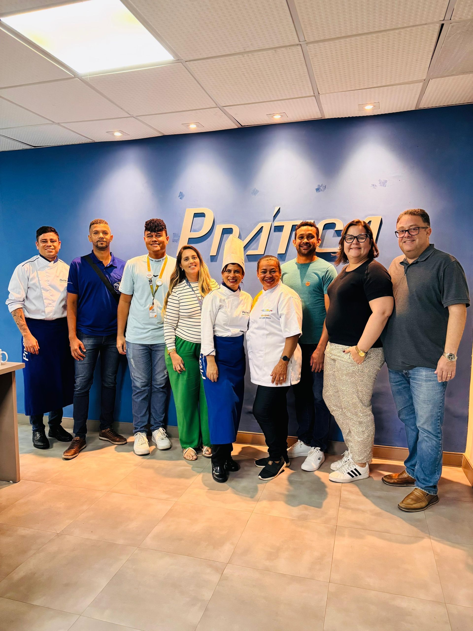 Um grupo de pessoas está posando para uma foto em frente a uma placa que diz privado