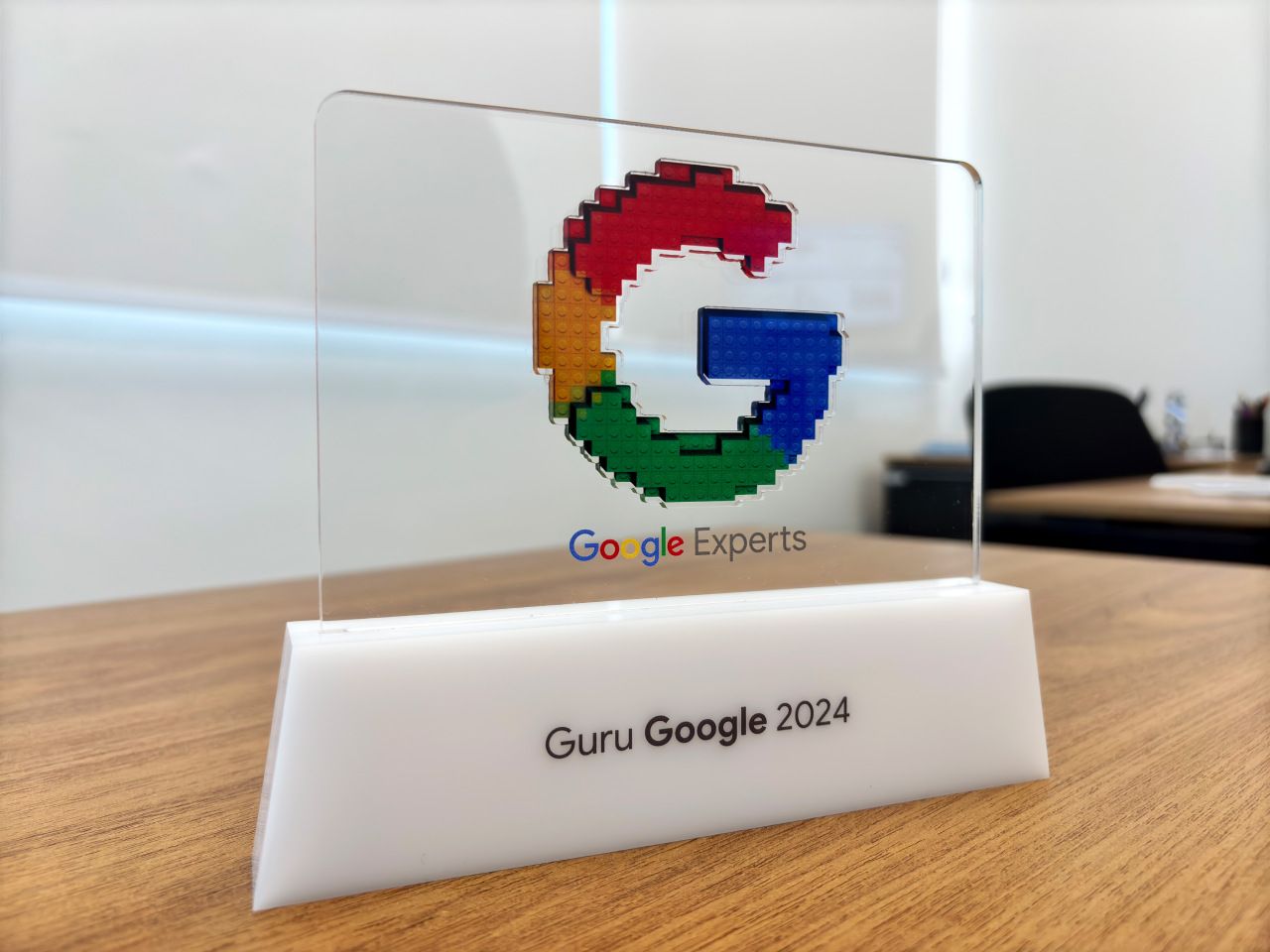 Um troféu de especialista do Google está sobre uma mesa de madeira