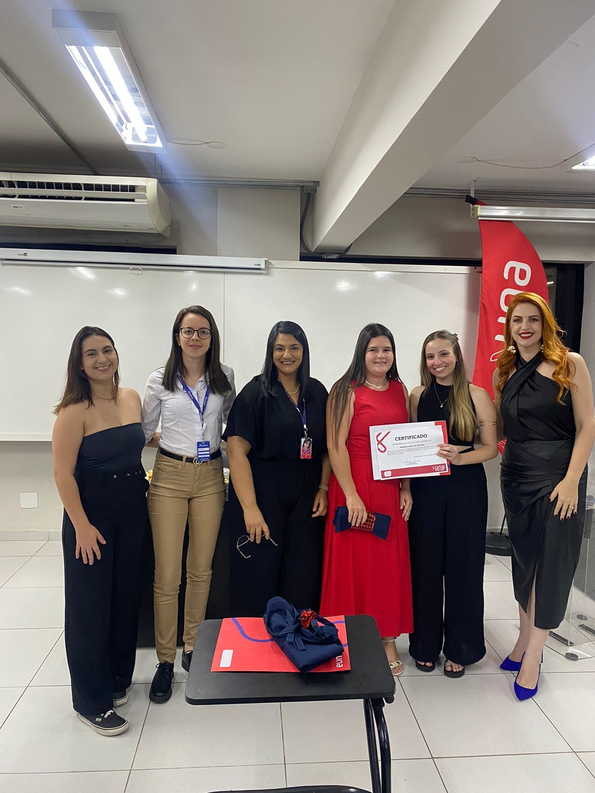 Um grupo de mulheres está posando para uma foto em uma sala.