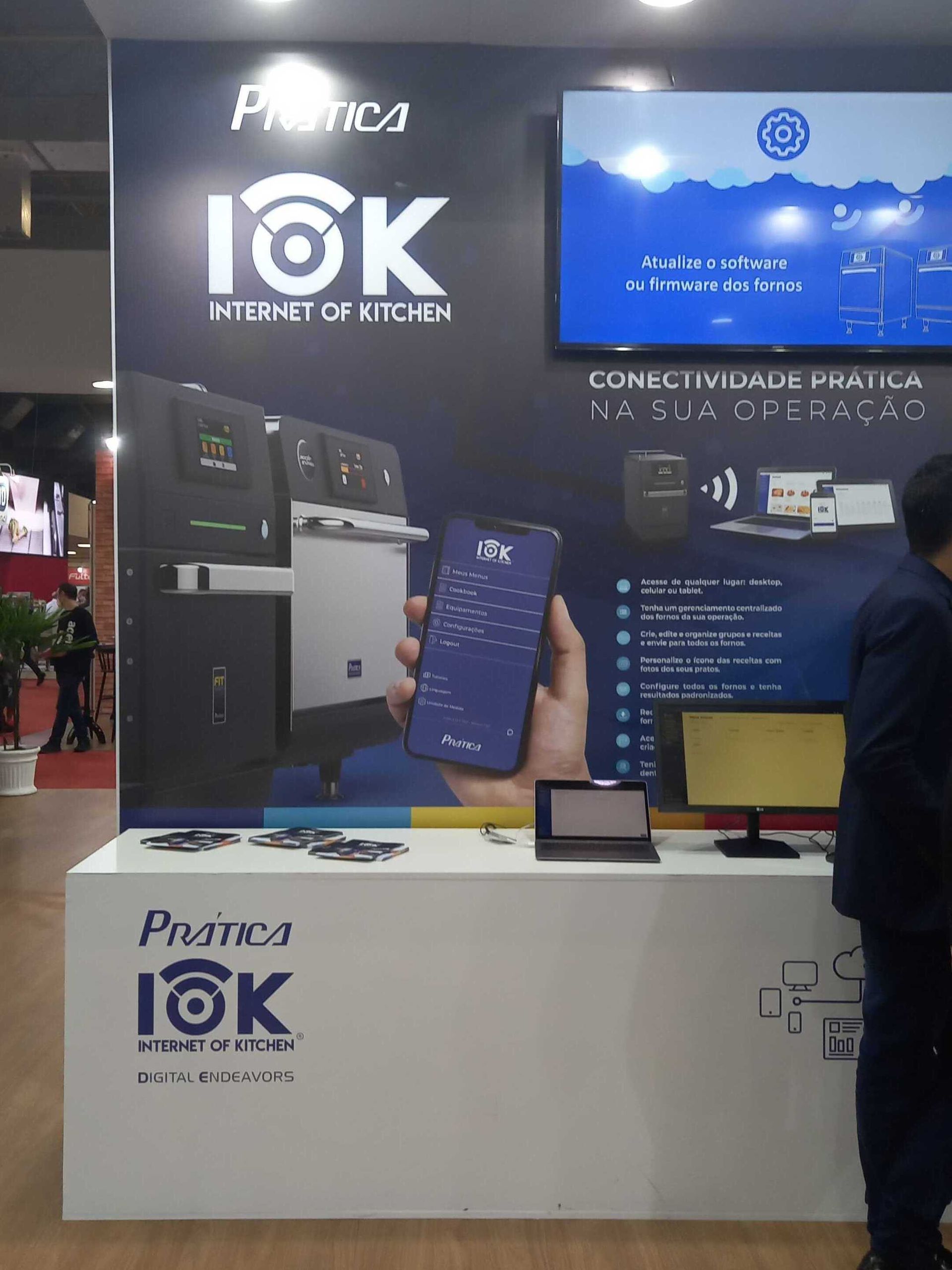 Um homem está segurando um celular na frente de uma placa que diz