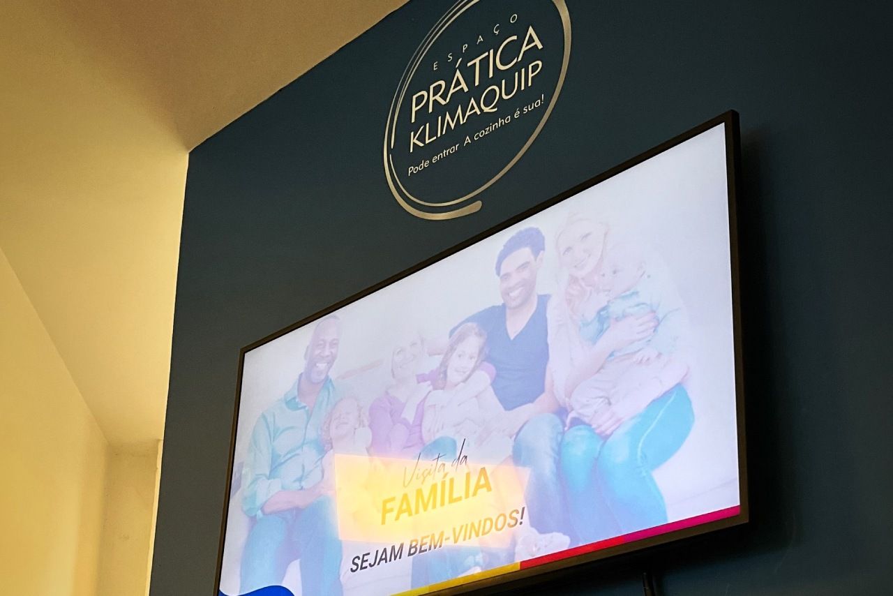 Uma TV de tela plana com a foto de uma família