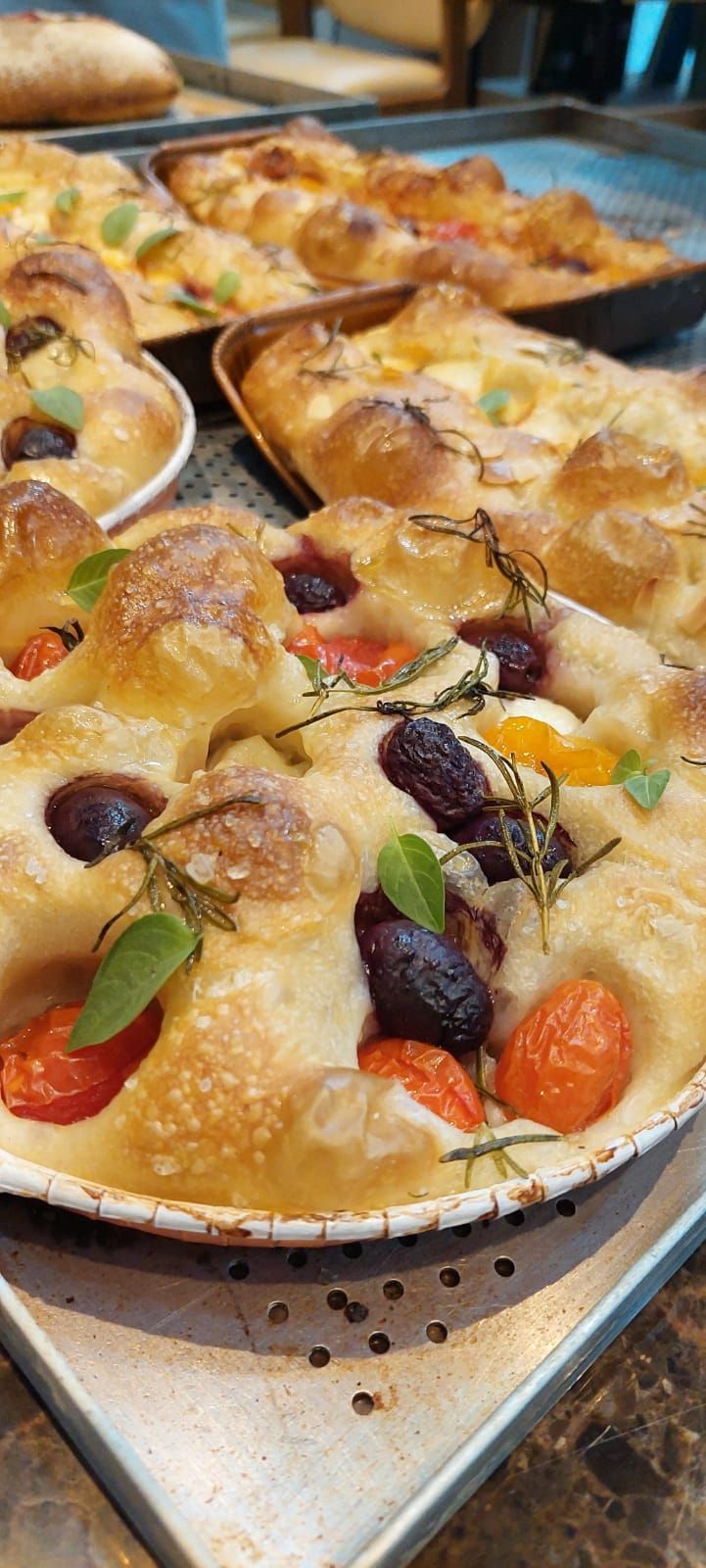 Um close de um prato de comida sobre uma mesa.