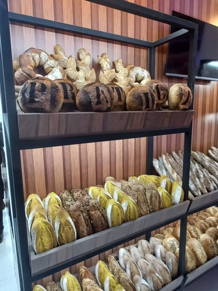 Uma variedade de pães estão em exposição em uma padaria