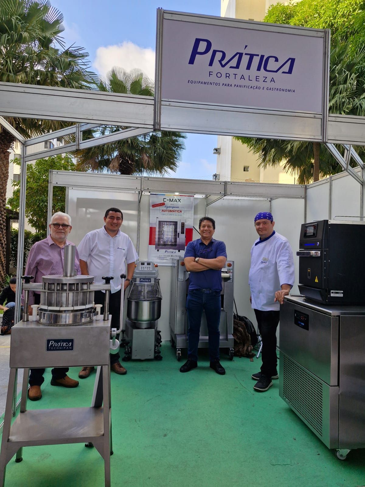 Um grupo de homens em pé na frente de uma placa de prática