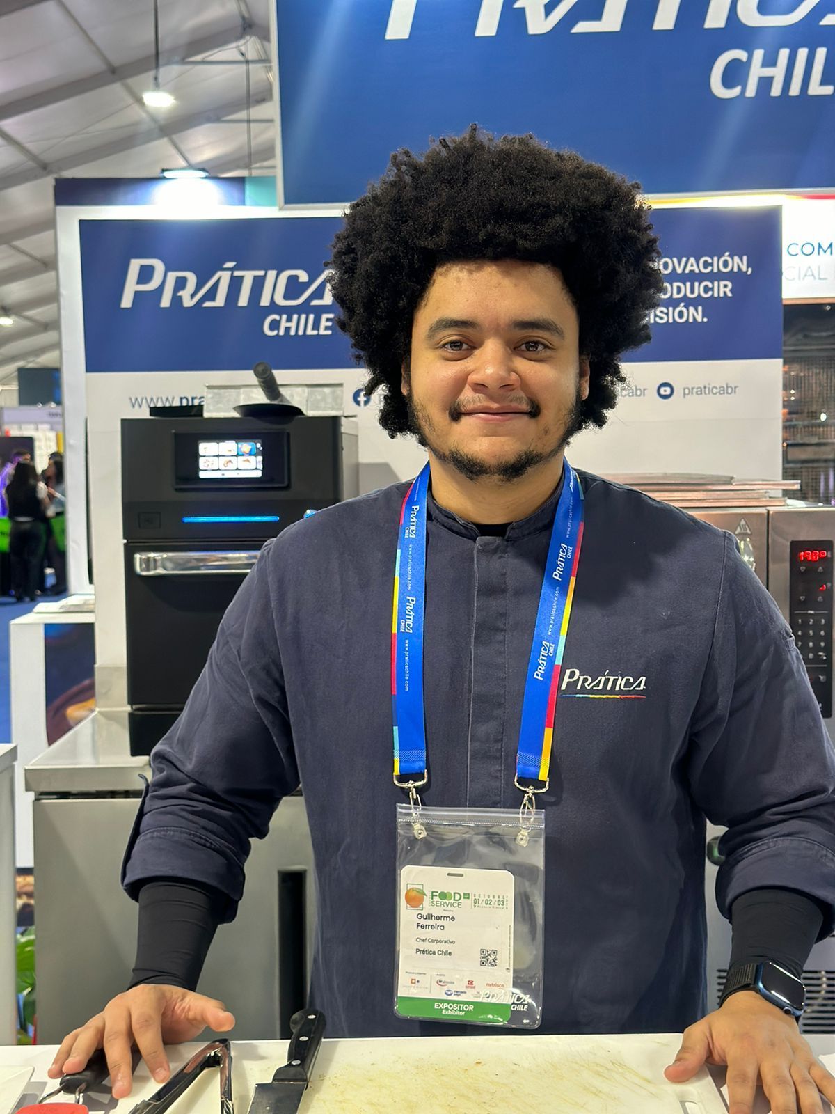 Um homem está parado em frente a uma placa que diz pratica chile