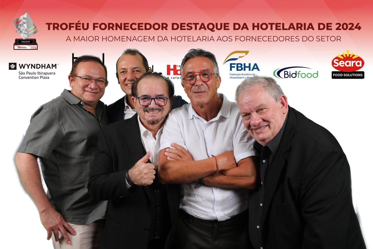 Um grupo de homens está posando para uma foto com os braços cruzados.