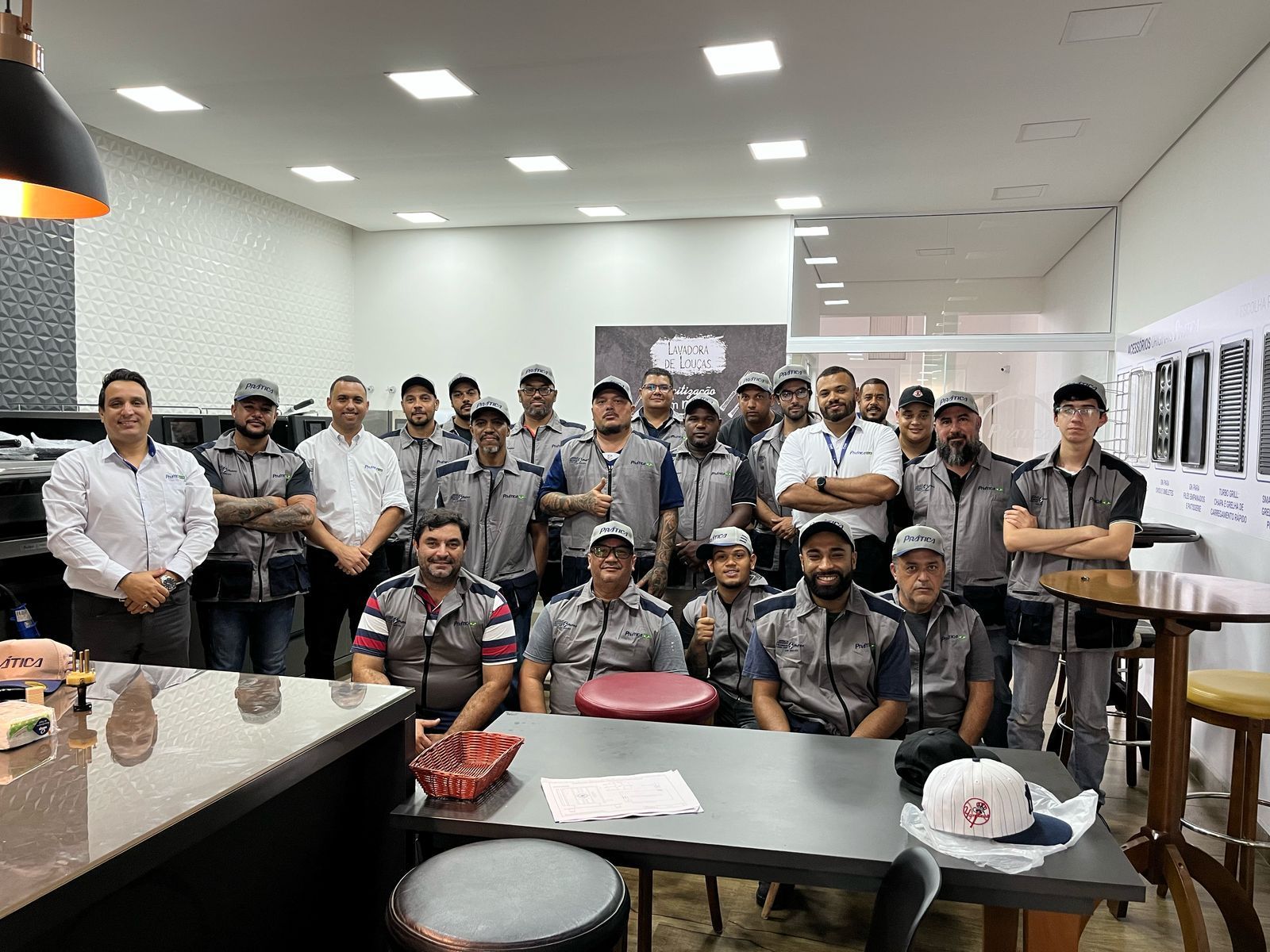 Um grupo de homens está posando para uma foto em uma sala.