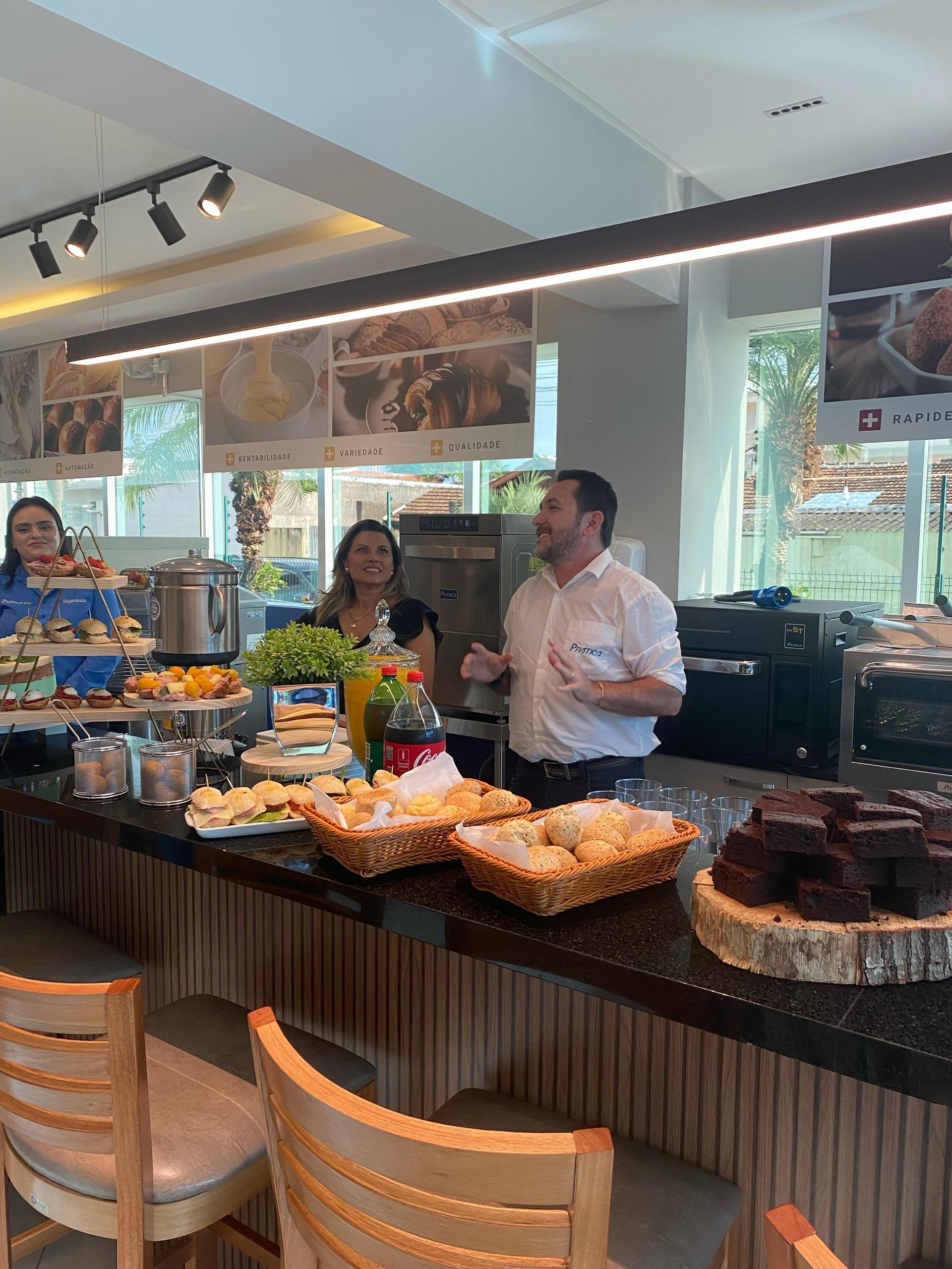 Um homem está parado em frente a um balcão cheio de comida.