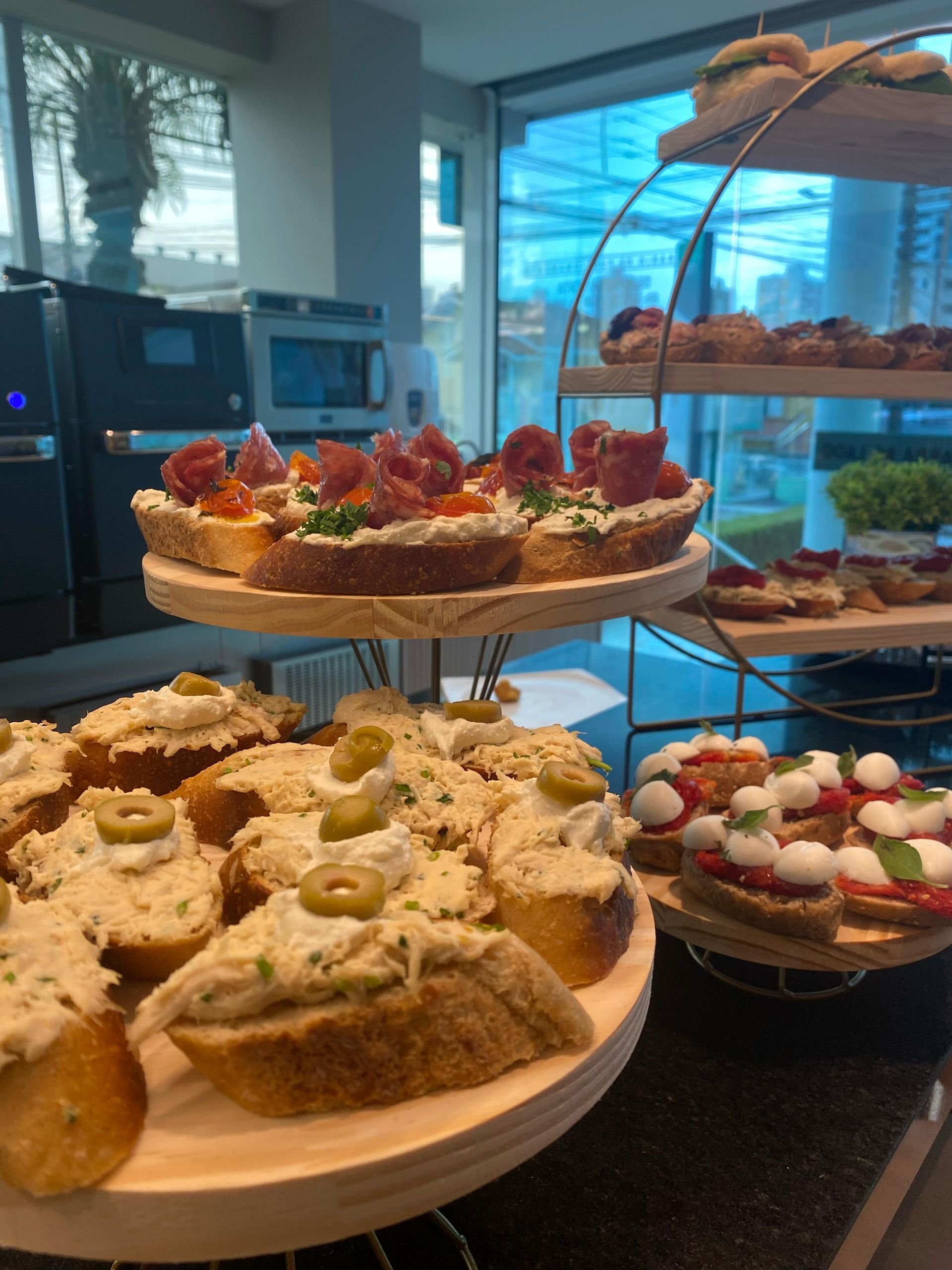 Uma variedade de sanduíches são exibidos em uma mesa