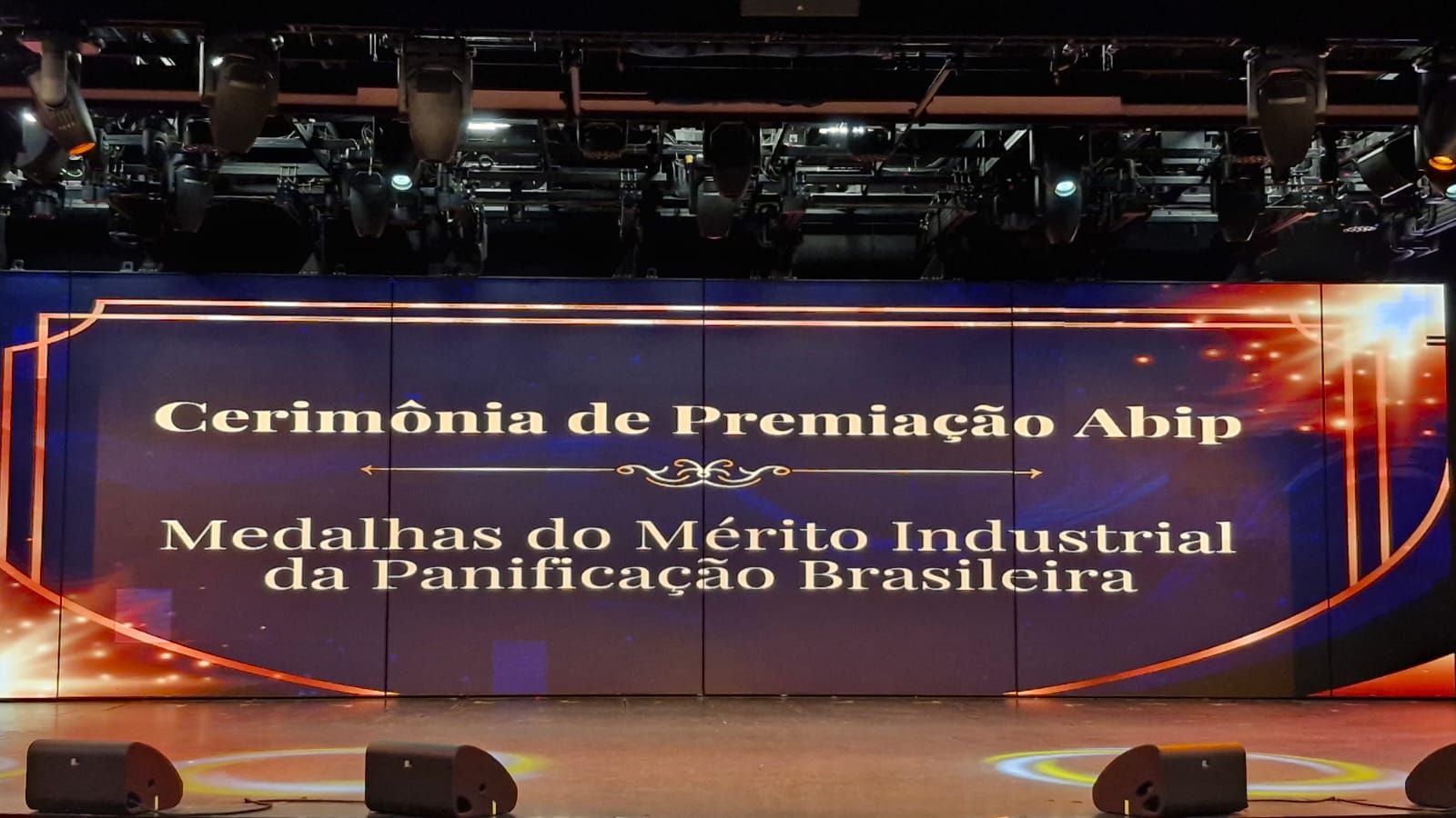 Um palco com uma placa que diz cerimônia de premiação abip