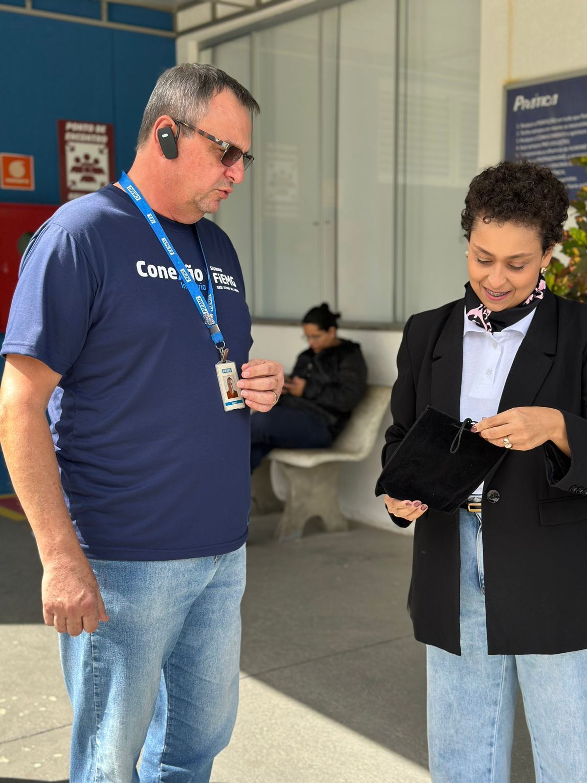 Um homem e uma mulher estão parados um ao lado do outro