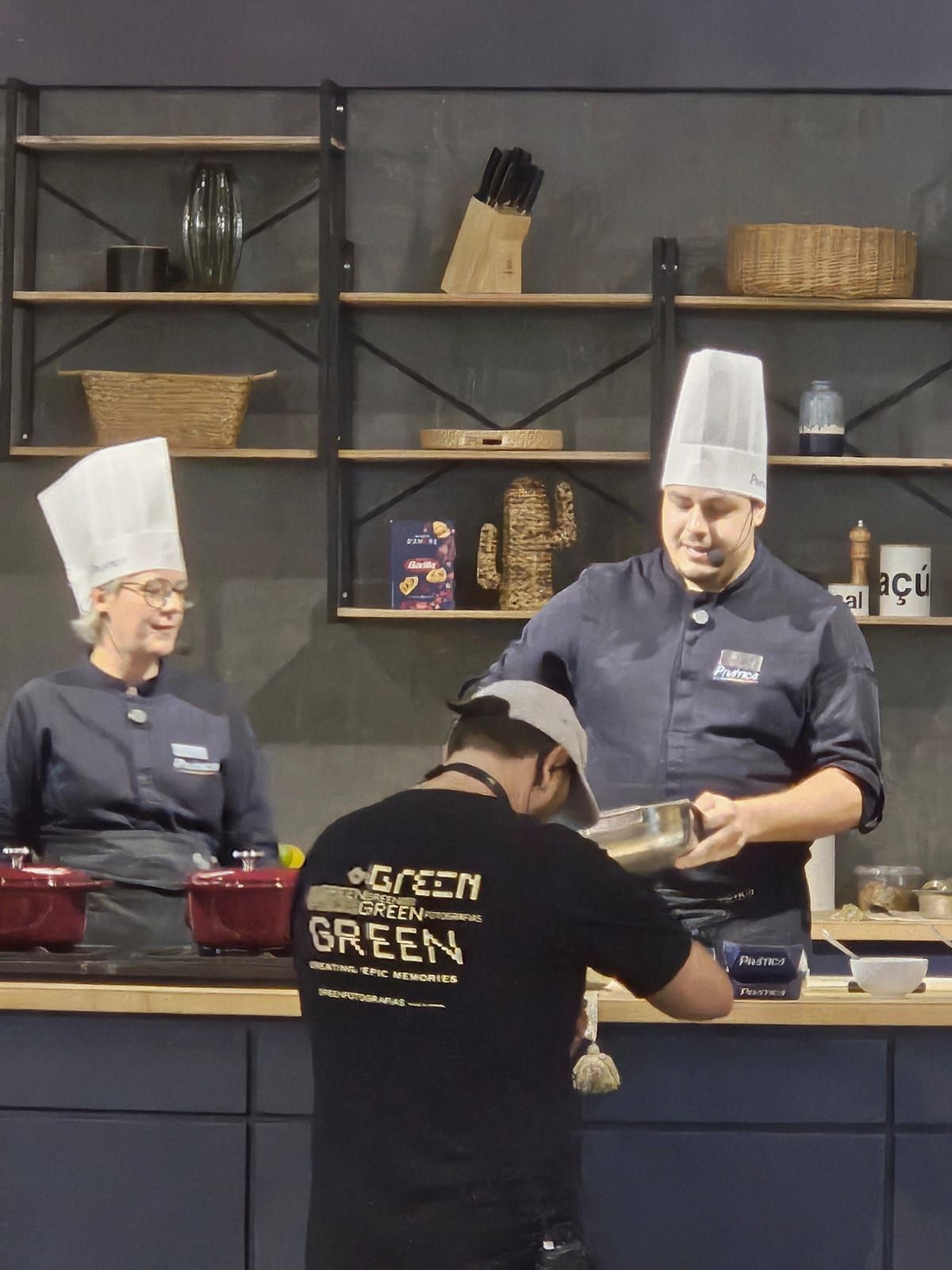 Um homem vestindo uma camisa preta com a palavra verde nas costas