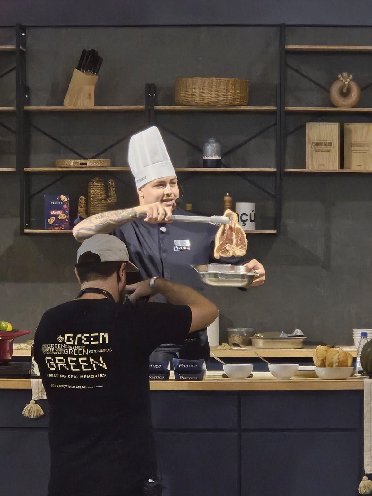 Um homem vestindo uma camisa preta com a palavra verde nela