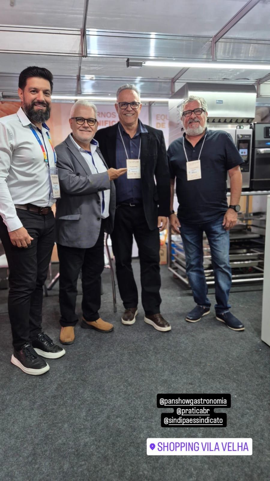 Um grupo de homens estão parados um ao lado do outro em uma sala.