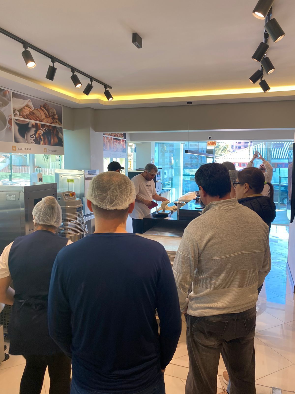 Um grupo de pessoas está em uma fila em um restaurante.