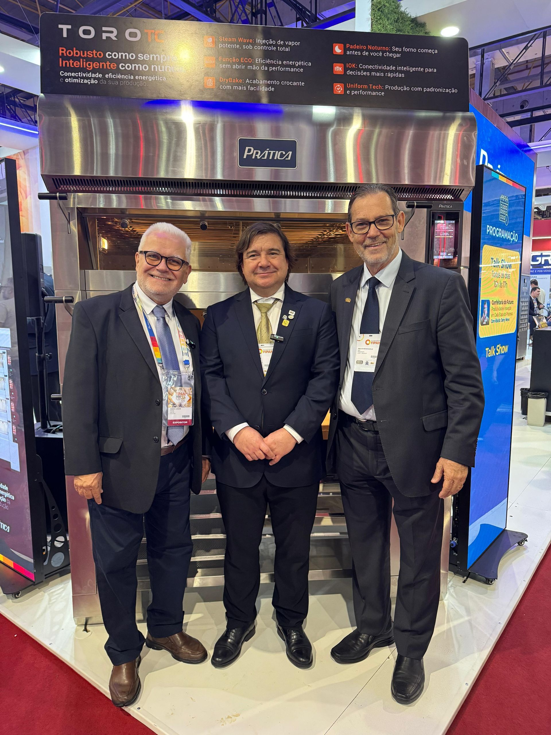 Um grupo de pessoas está em uma sala conversando entre si.