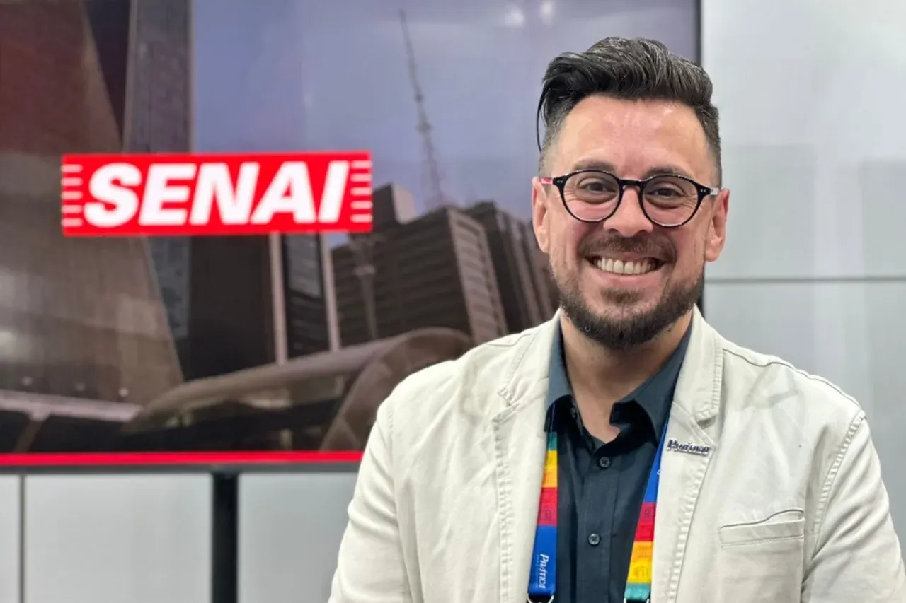 Um grupo de pessoas posando para uma foto em frente a um prédio