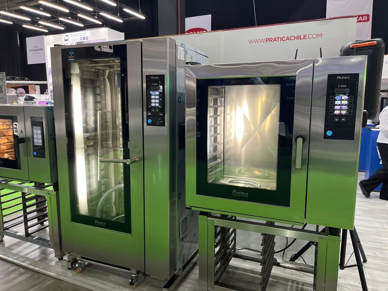 Fornos comerciais de aço inoxidável com displays digitais em um salão de exposição.