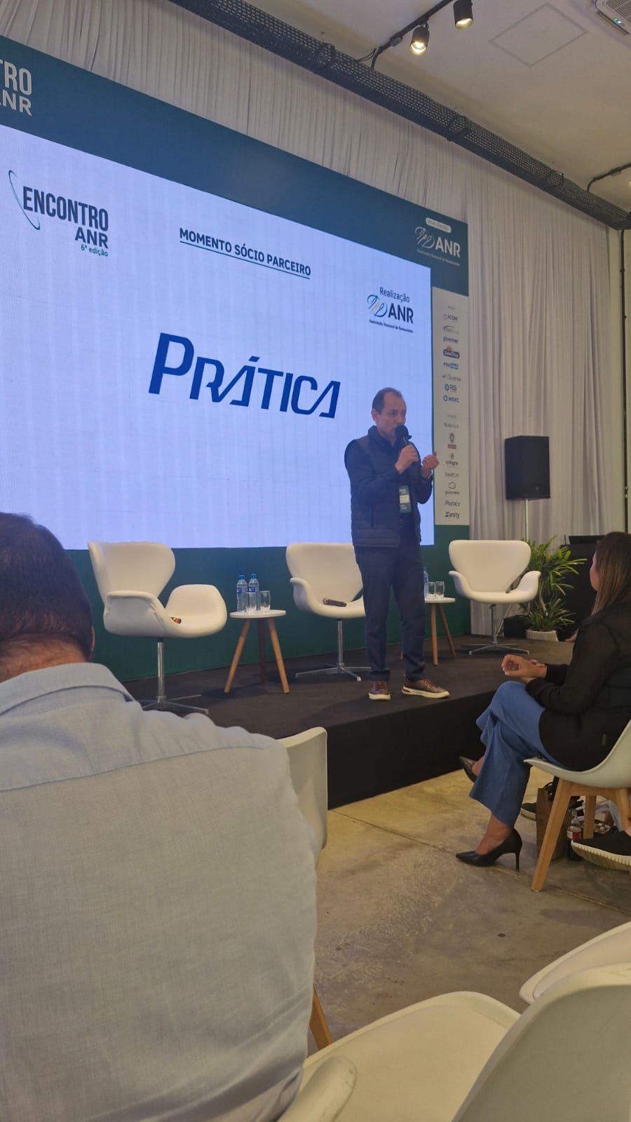 Homem falando em uma conferência, 