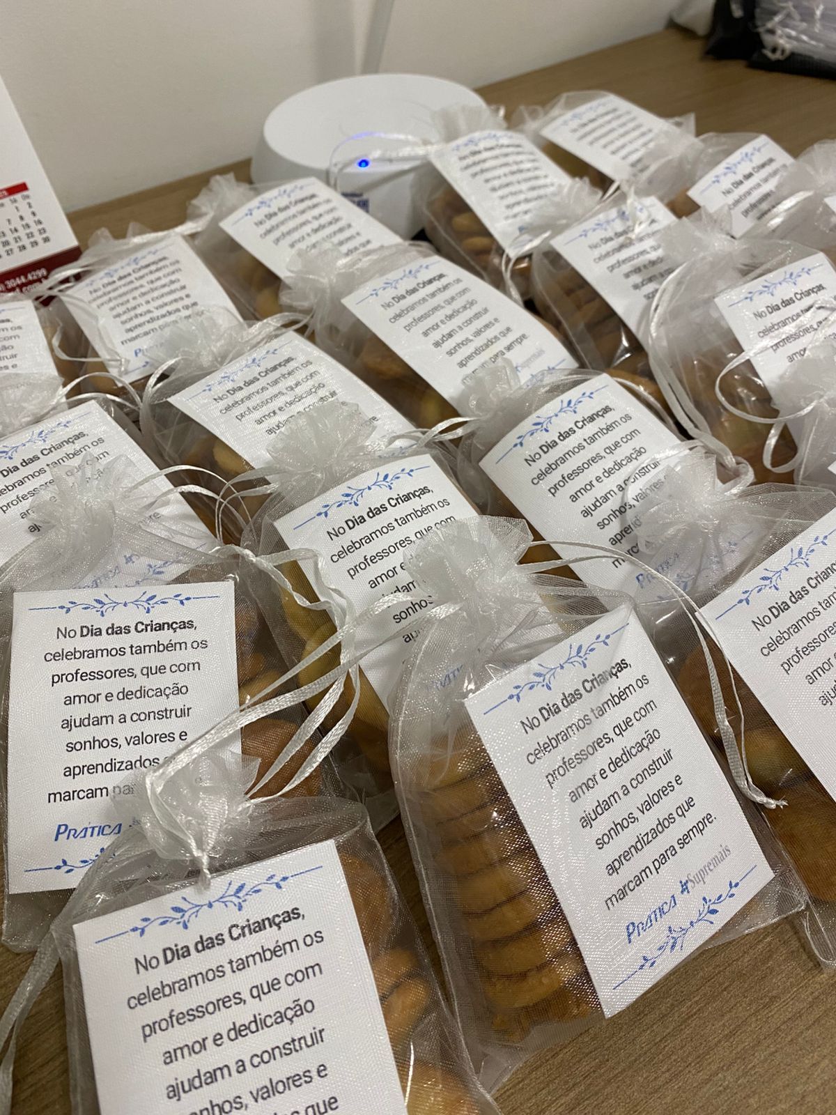 Biscoitos embalados em sacos transparentes com bilhetes escritos à mão. Comemorando o Dia dos Professores.