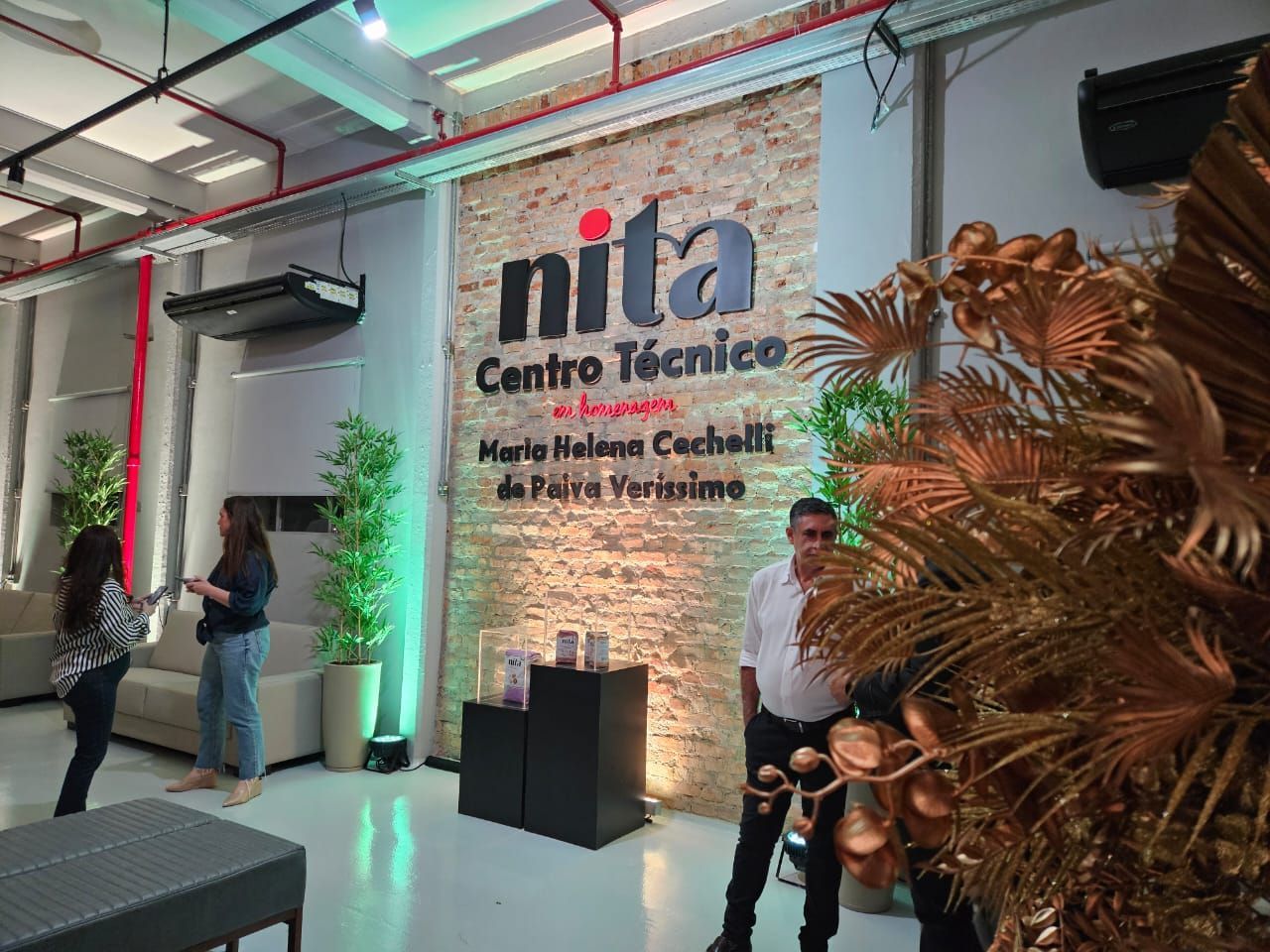 Pessoas na entrada do