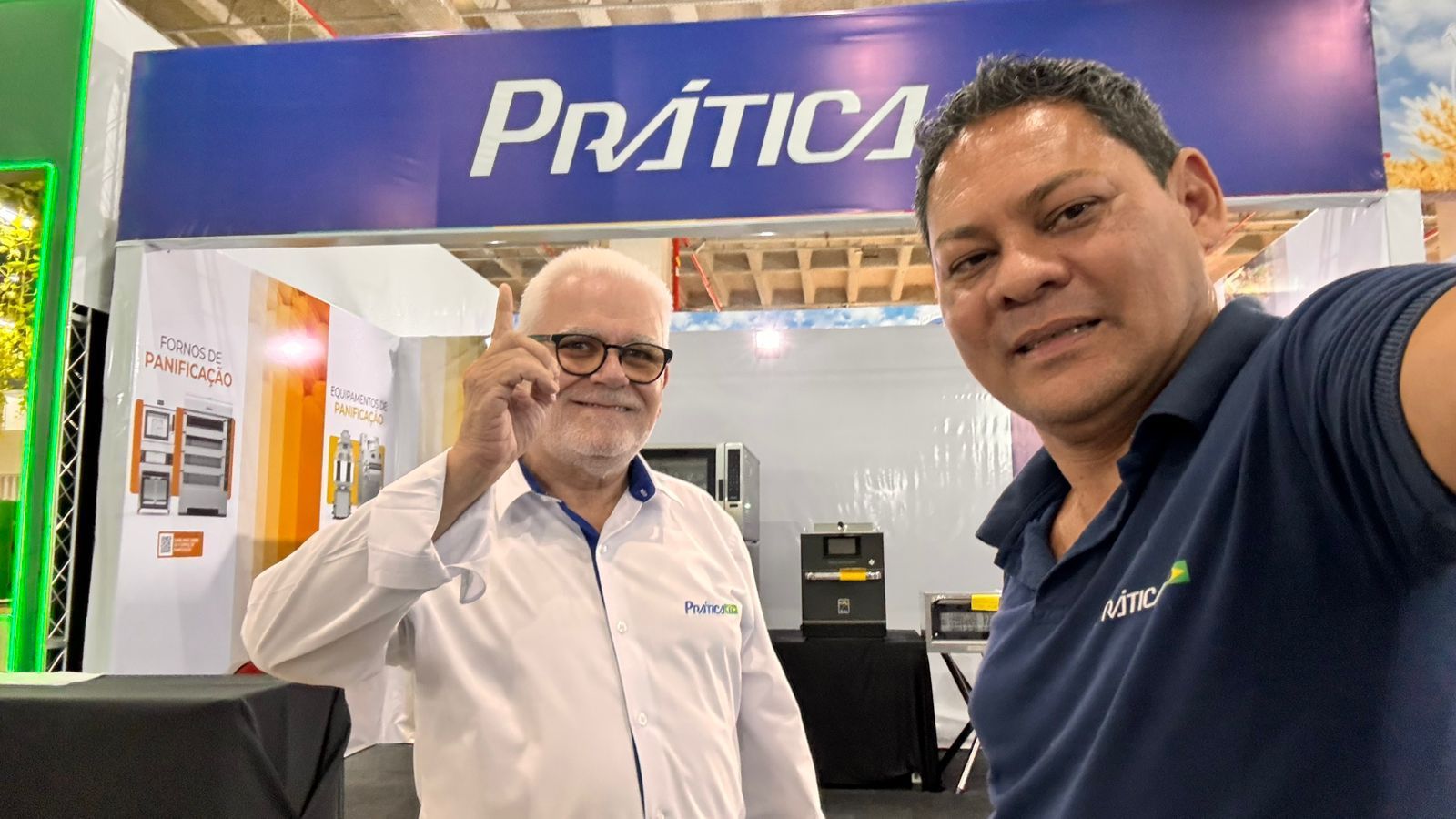 Dois homens em um estande da 