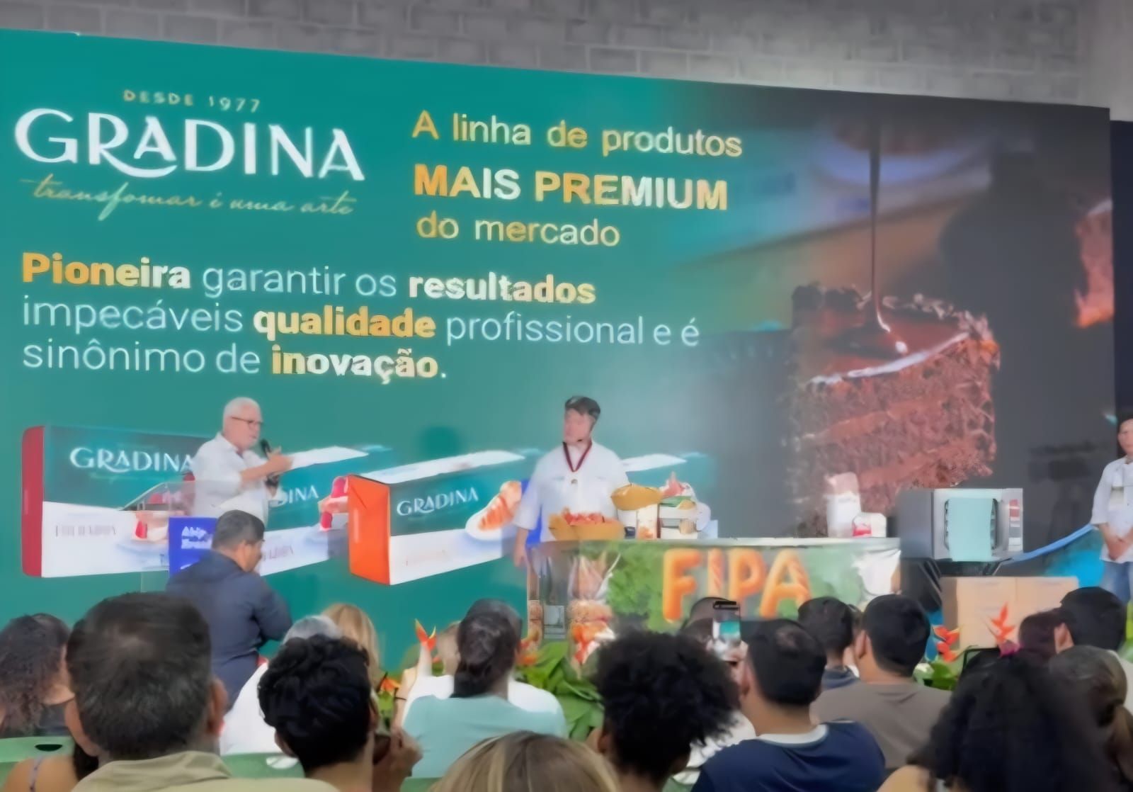 Pessoas em uma demonstração de produto Gradina com uma faixa dizendo 