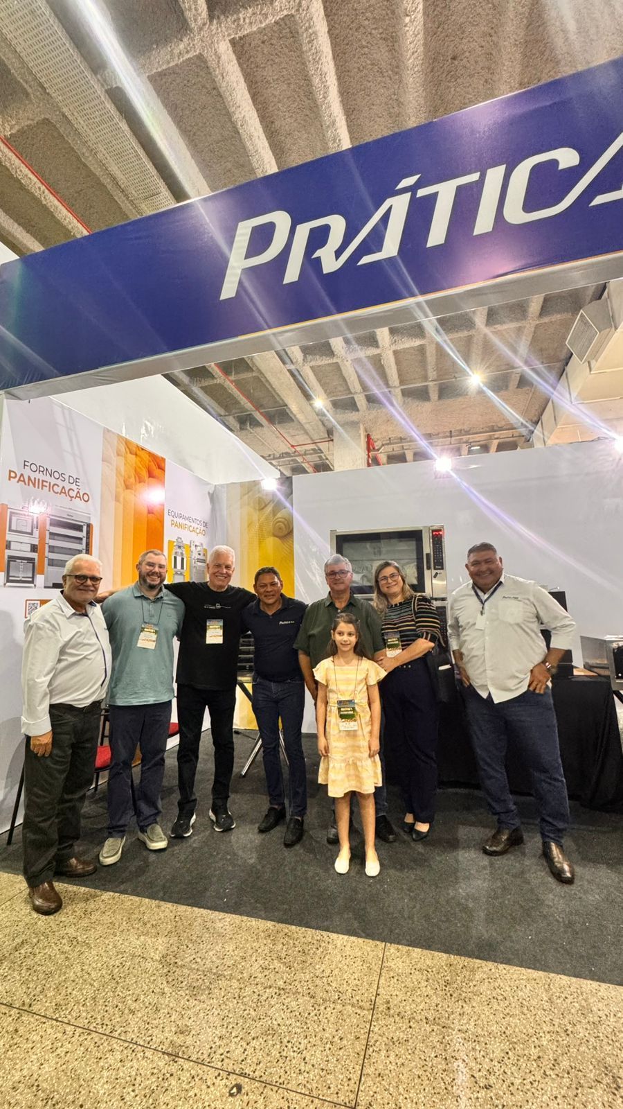 Grupo posa sob uma placa 