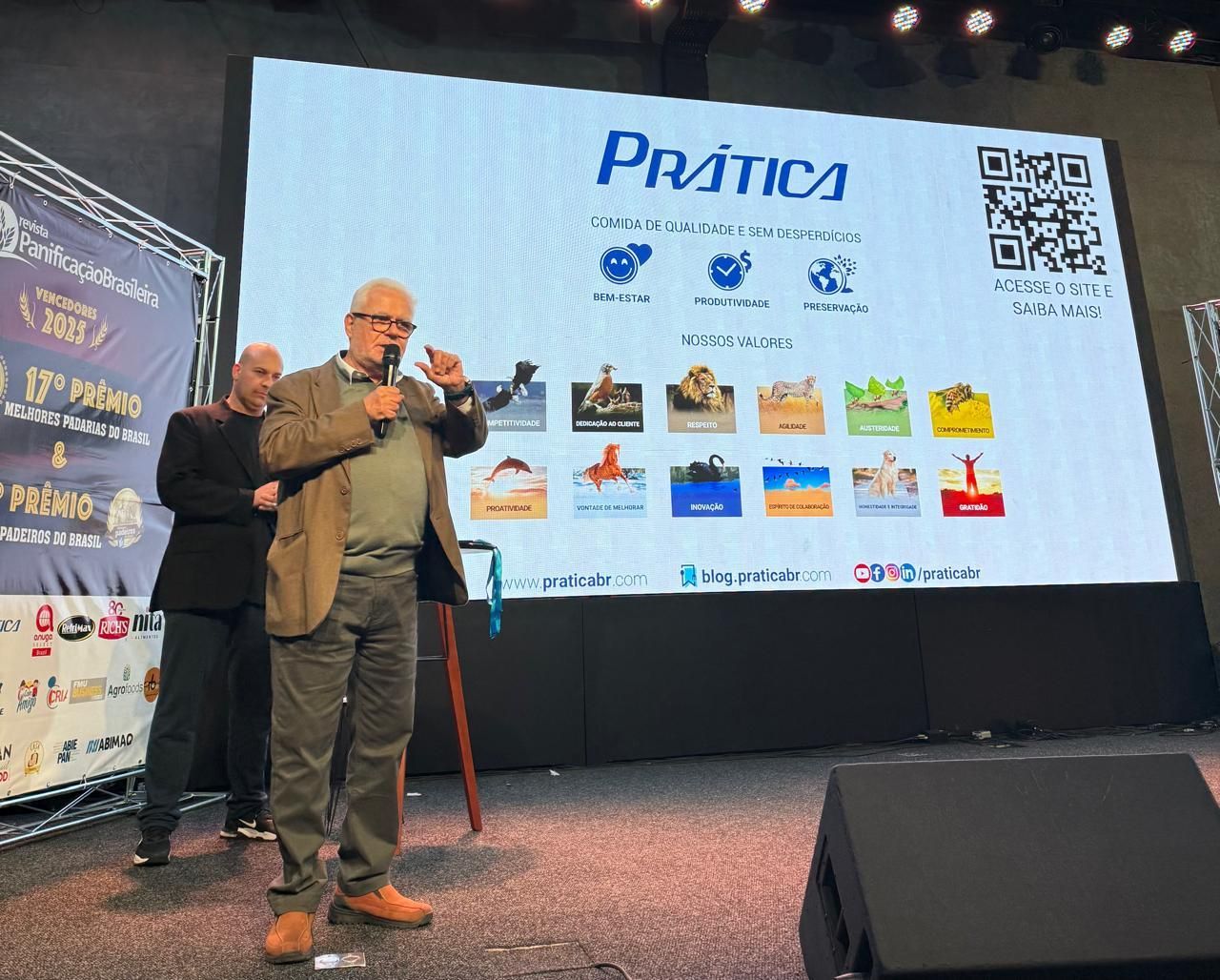 Homem discursando em uma conferência, apresentando