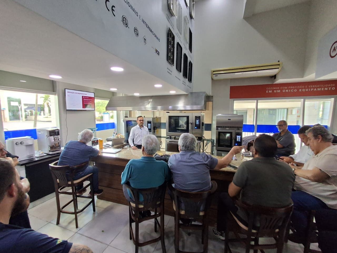 Uma apresentação em uma loja de eletrodomésticos