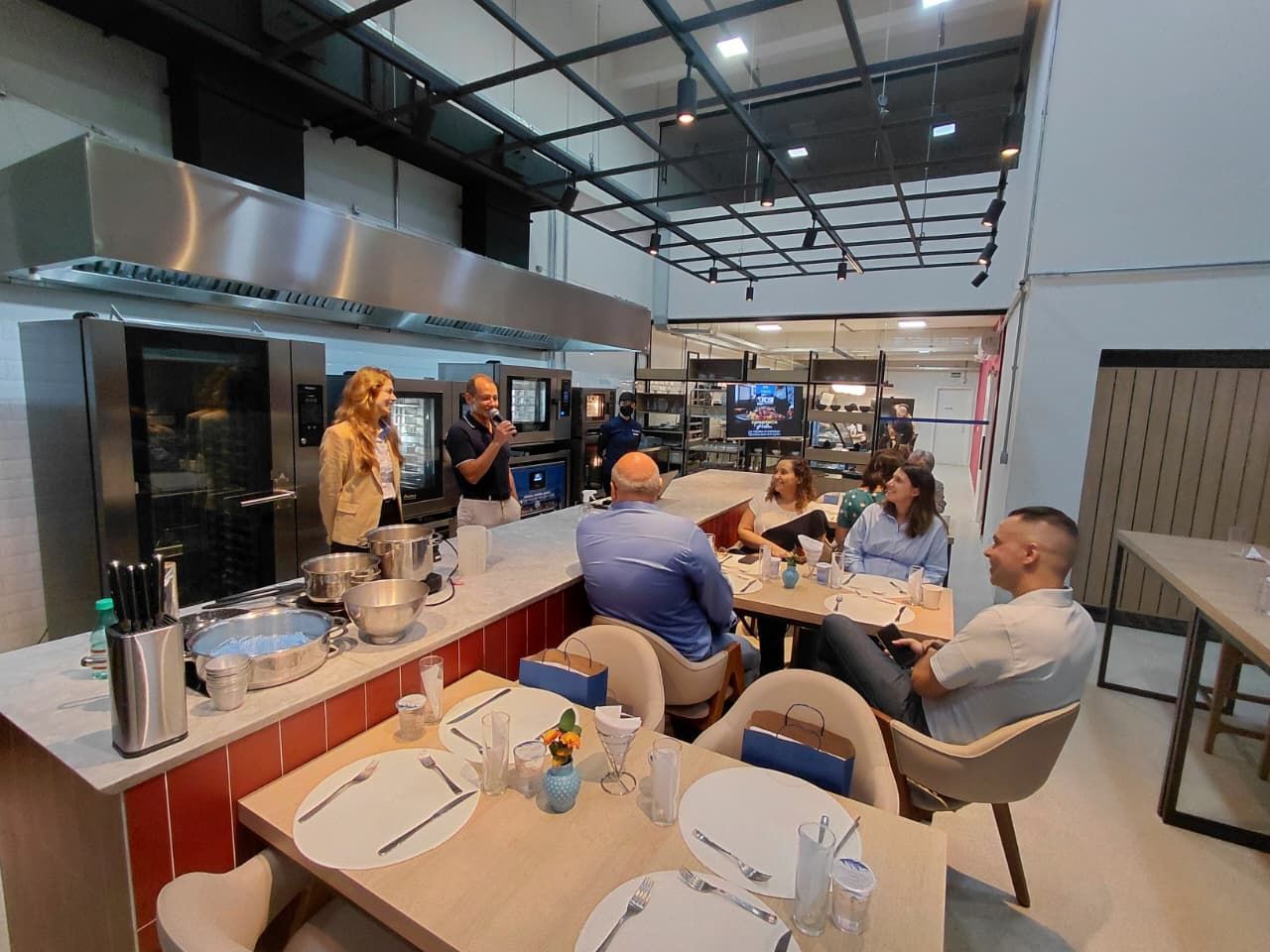 Uma demonstração culinária em uma cozinha moderna