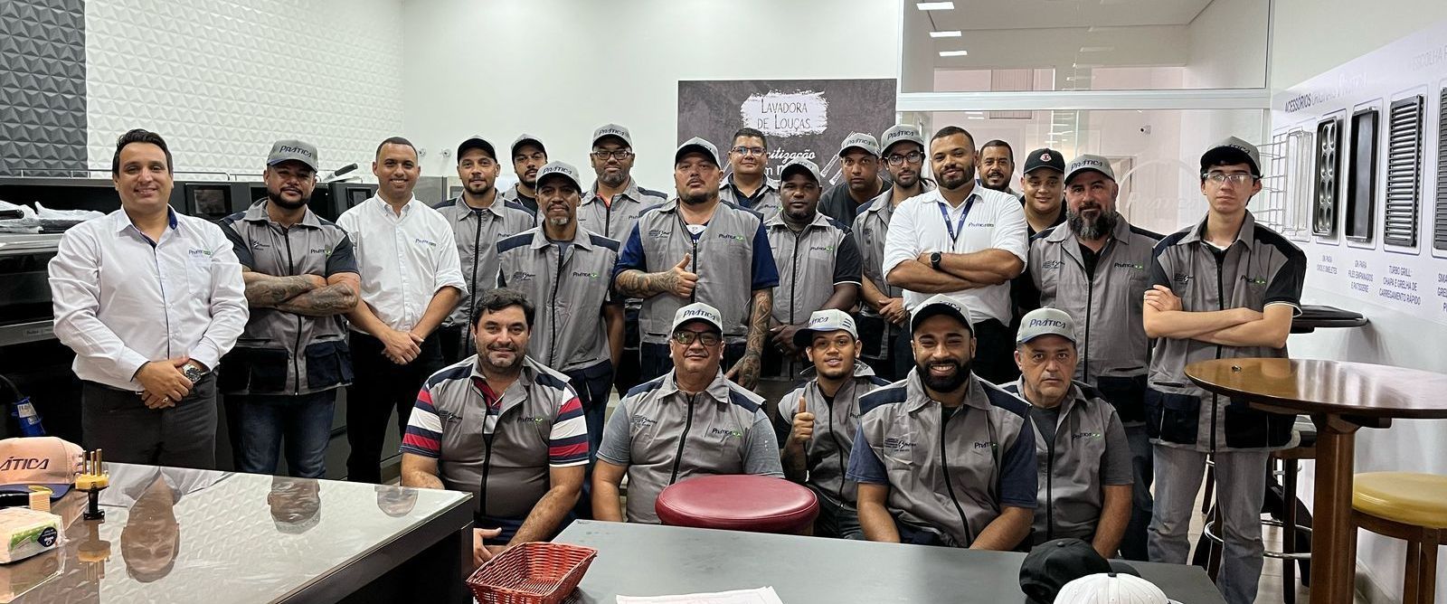 Um grupo de homens está posando para uma foto em uma sala.