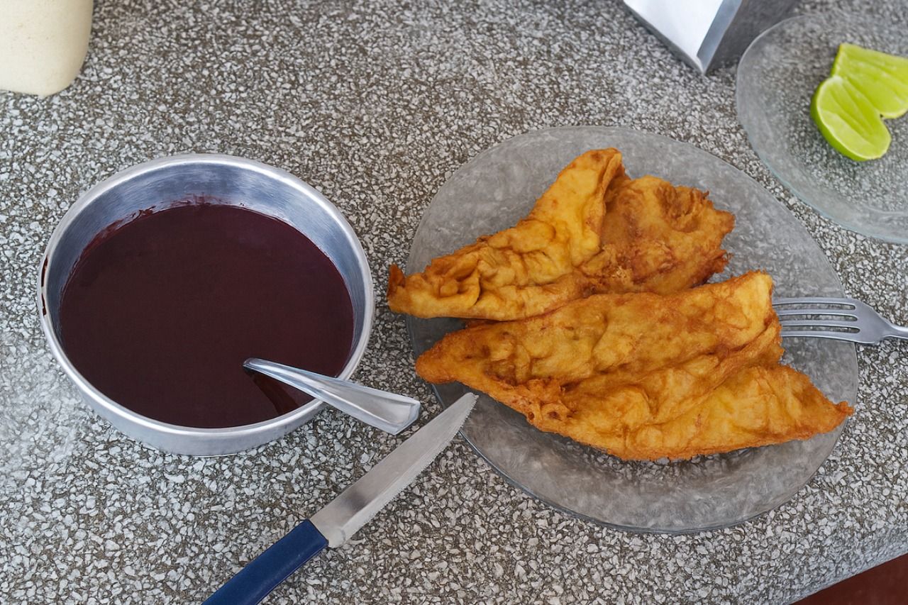 Açaí com peixe frito no mercado  Ver-o-Peso em Belém do Pará Brasil