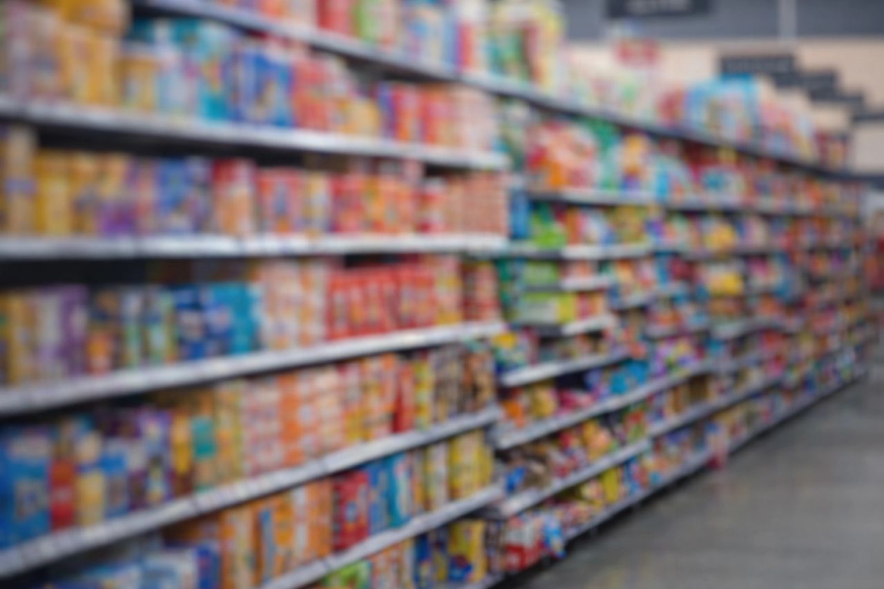 Pão sovado dourado e macio, servido com manteiga e uma faca sobre uma toalha branca rendada.