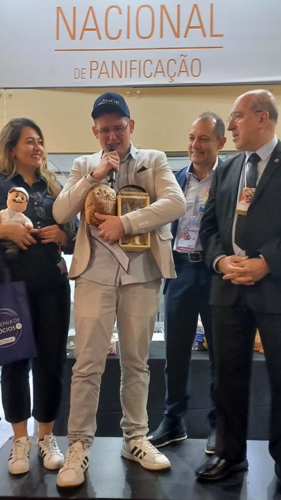 Um grupo de pessoas em pé em frente a uma placa que diz nacional