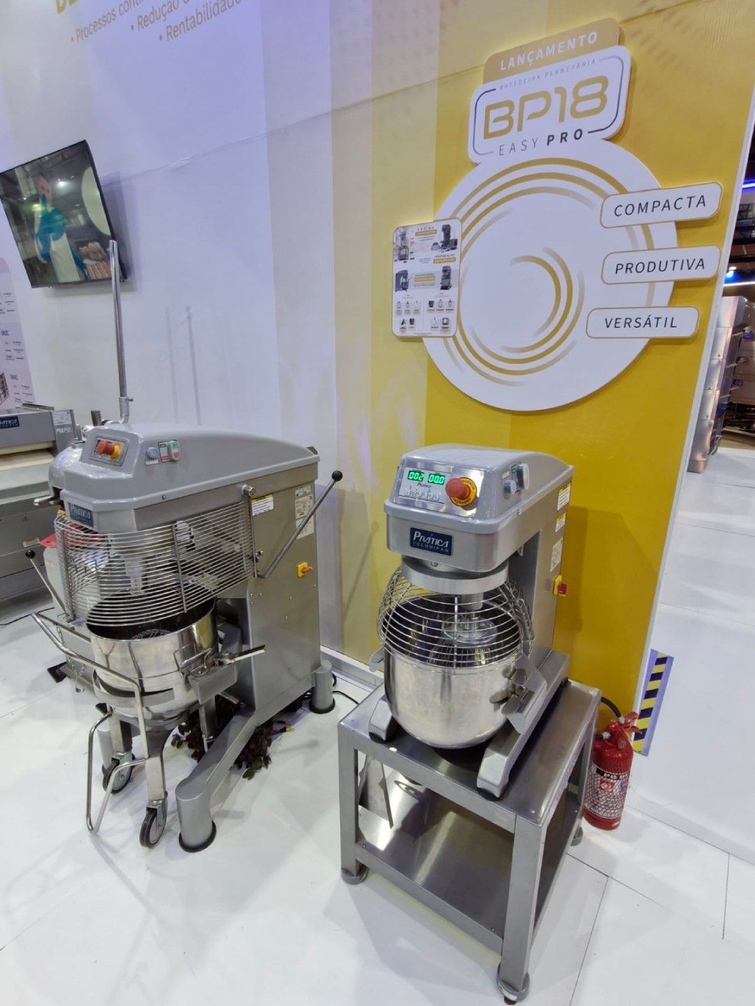 Dois mixers em frente a uma placa que diz bpib