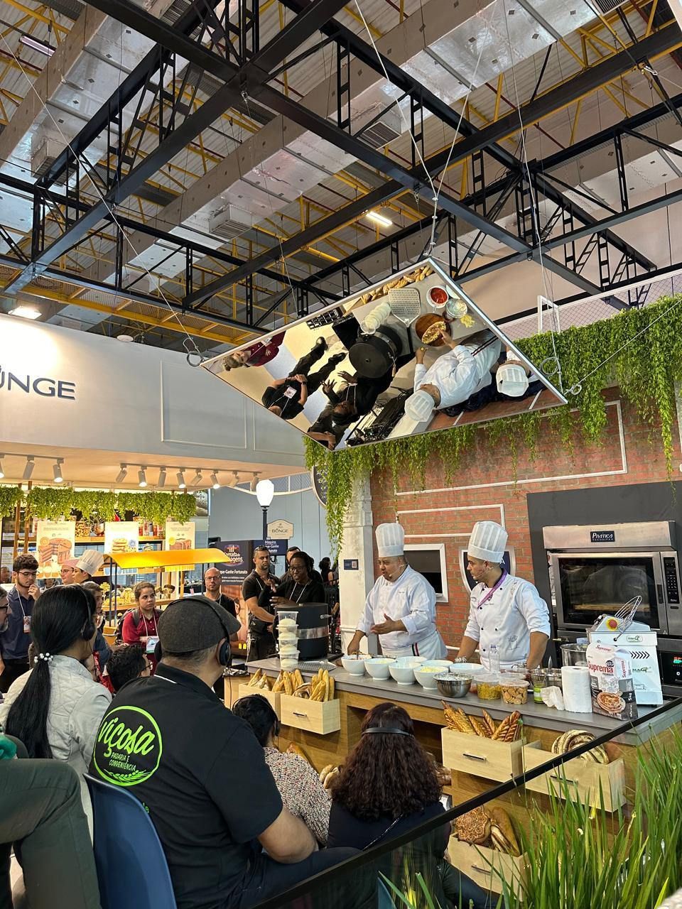 Um grupo de pessoas está sentado à mesa em um restaurante.