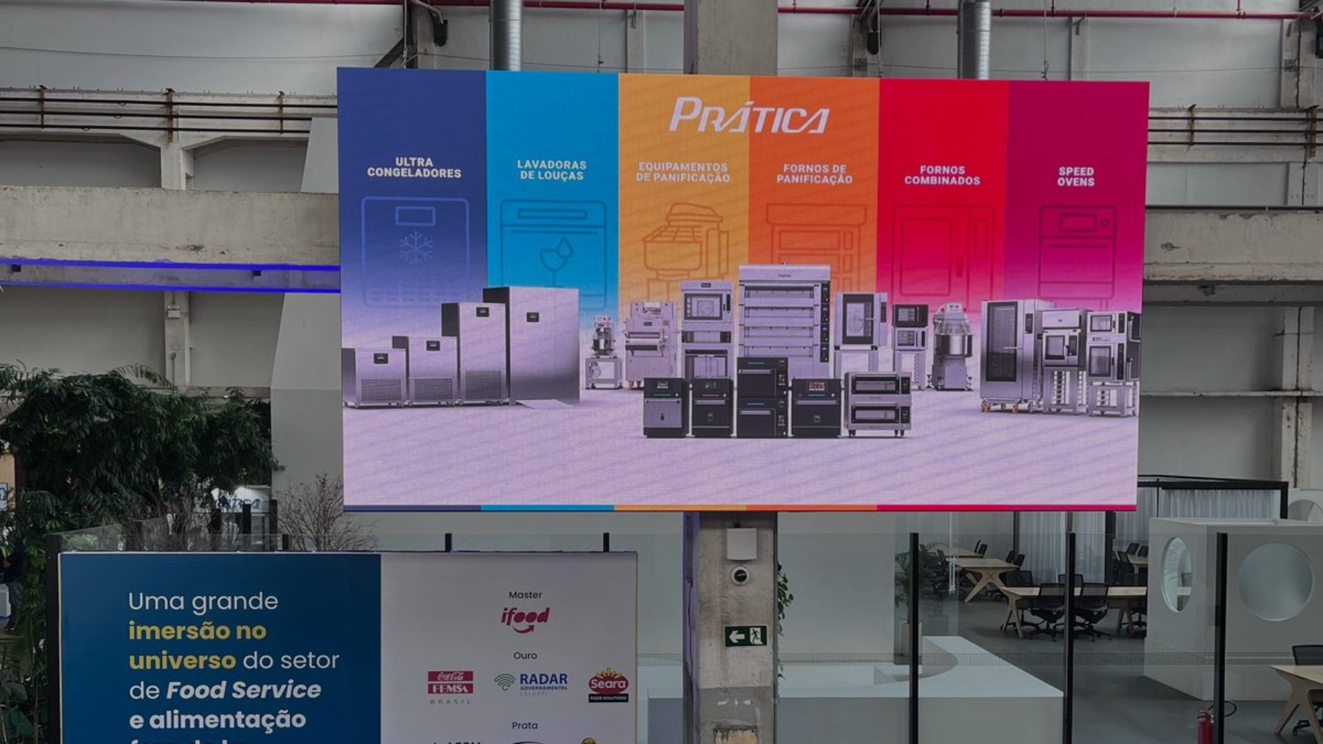 Um outdoor com uma imagem de eletrodomésticos e a palavra pratica nele