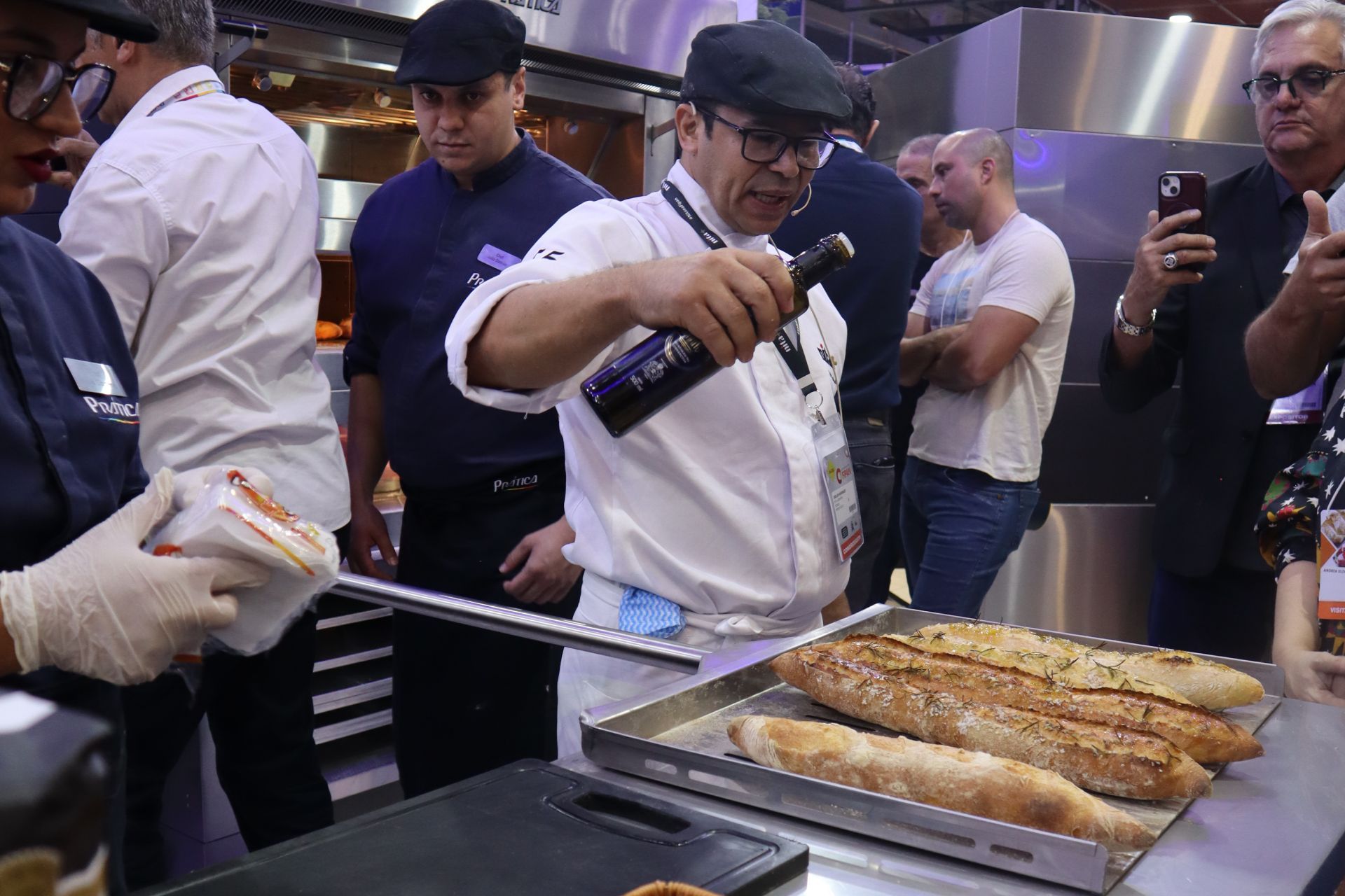 Um chef está despejando vinho em um pão.