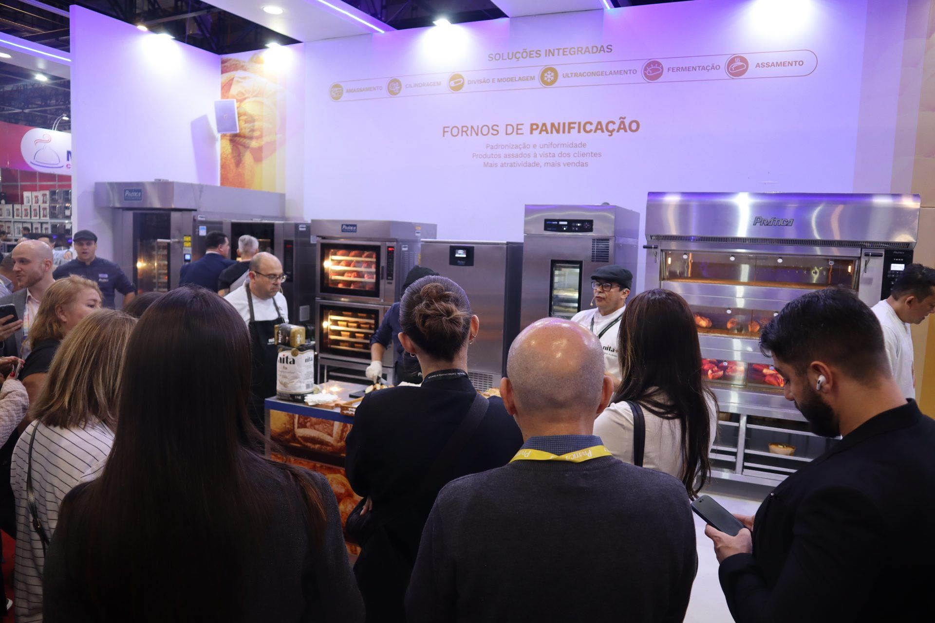 Um grupo de pessoas está em frente a uma padaria.