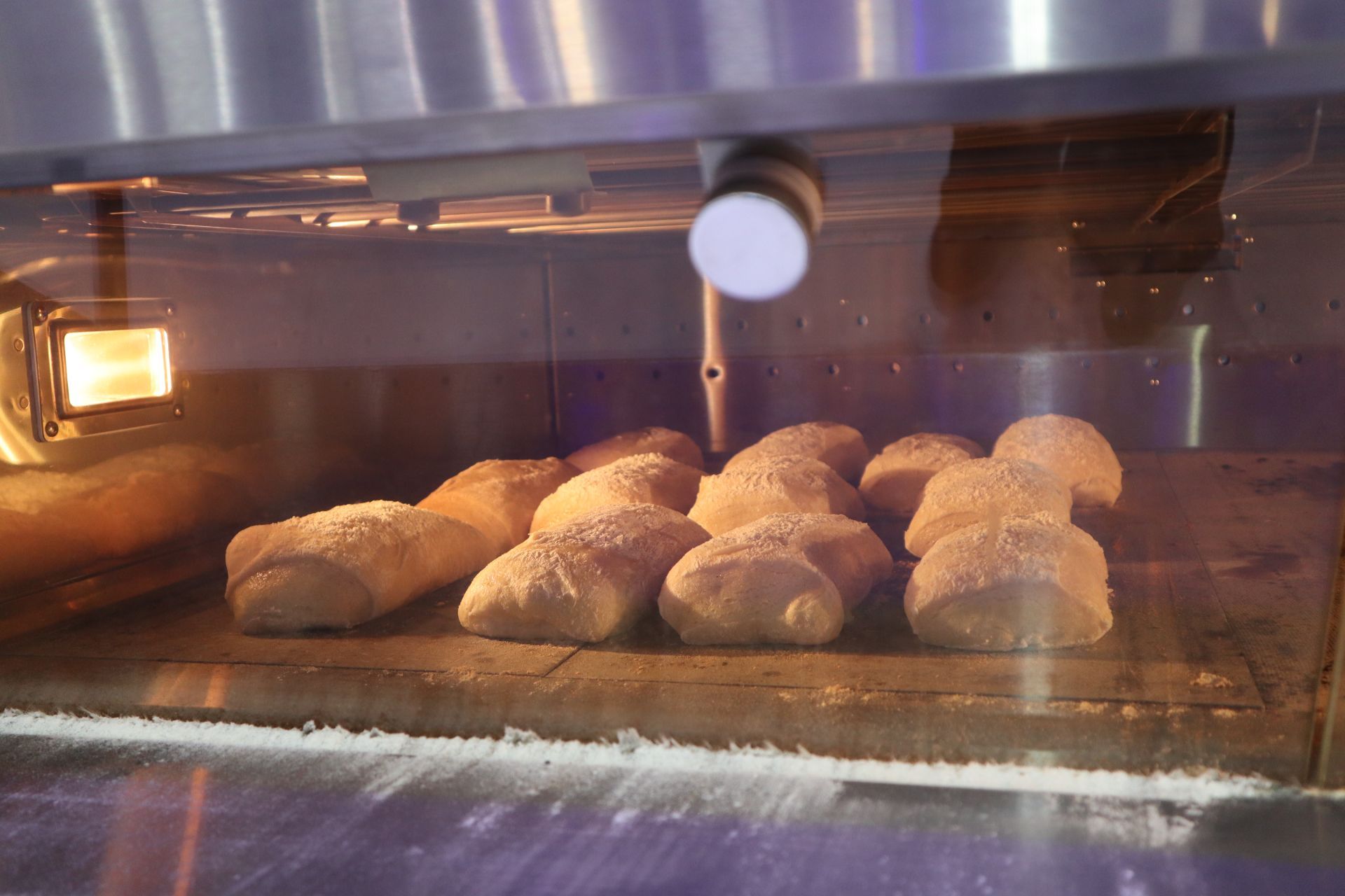 Um monte de pão está sendo assado no forno