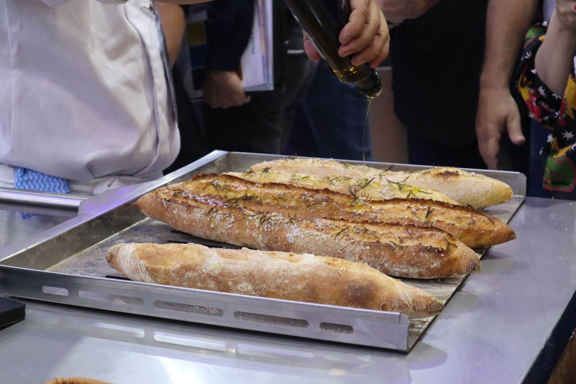 Dois pães estão em uma bandeja sobre uma mesa.