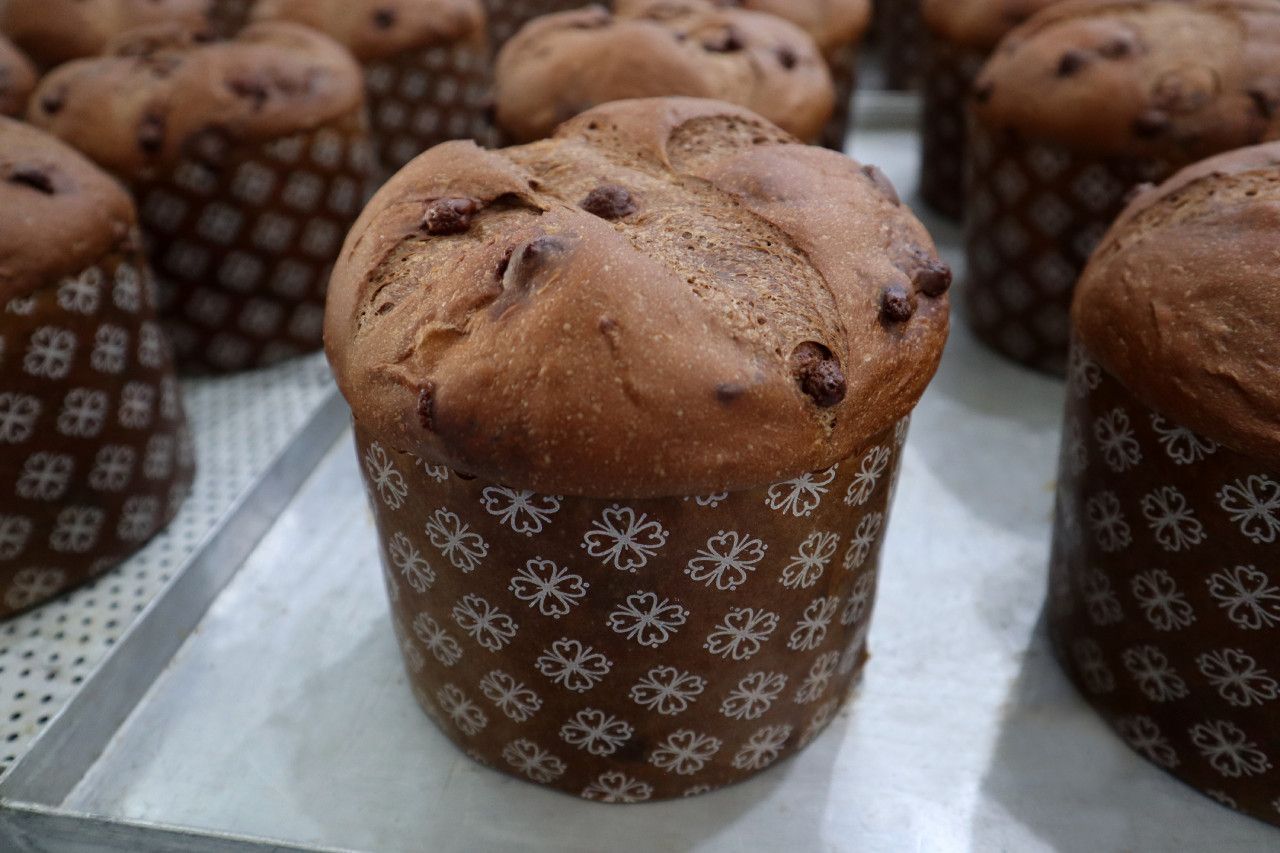 Um monte de muffins de chocolate estão sobre uma mesa