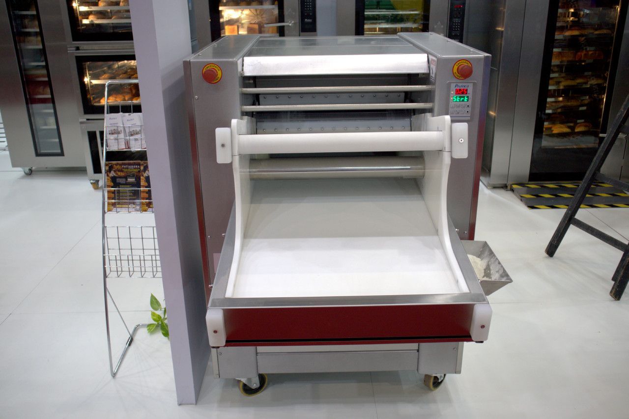 Uma máquina está no chão de uma padaria.