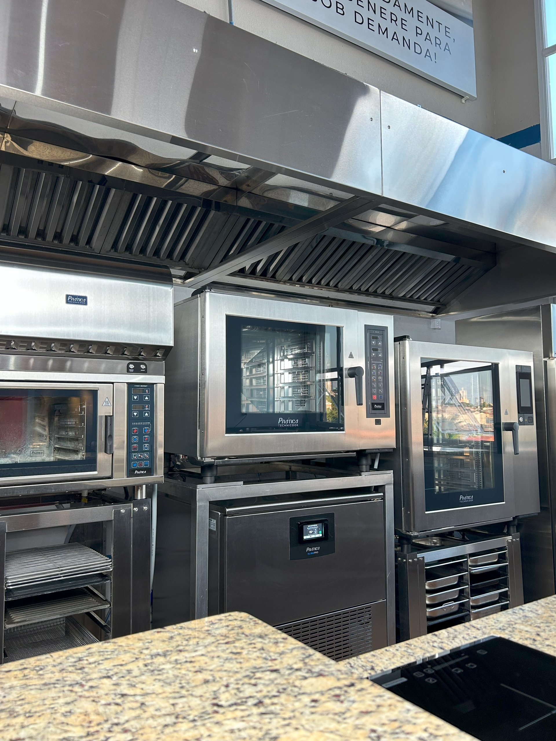 Uma cozinha com eletrodomésticos de aço inoxidável, incluindo um forno de micro-ondas