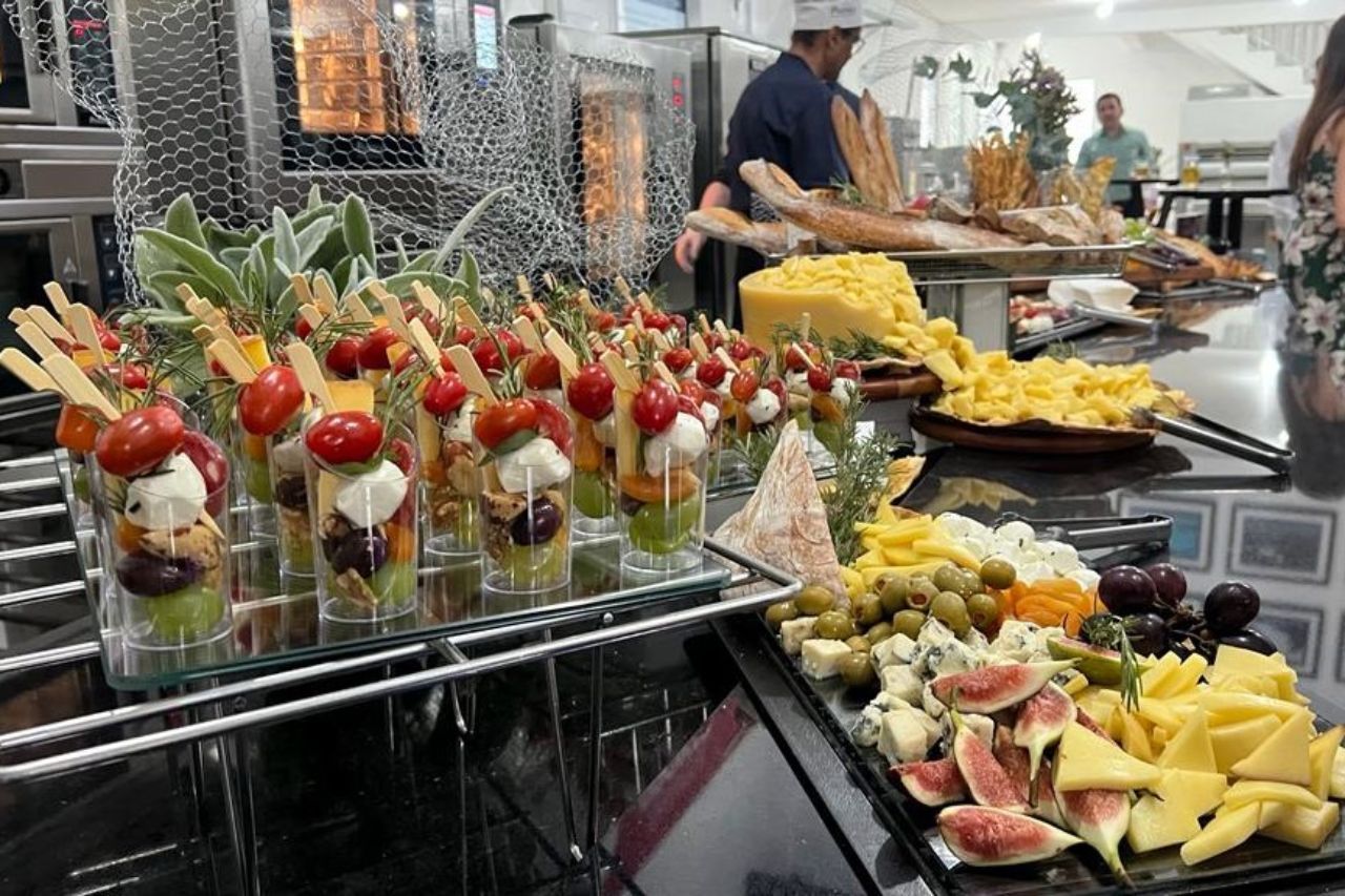 Uma mesa de bufê com uma variedade de frutas e vegetais.