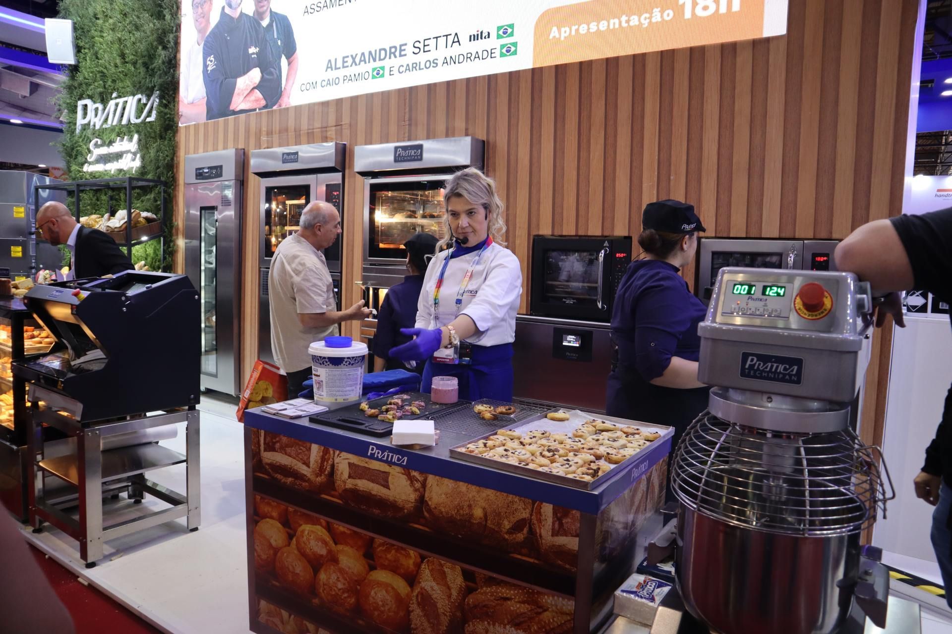 Um grupo de pessoas está trabalhando em uma padaria.