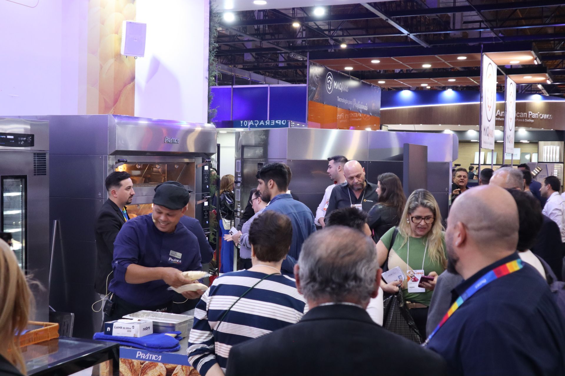 Um grupo de pessoas está em uma sala em uma convenção.